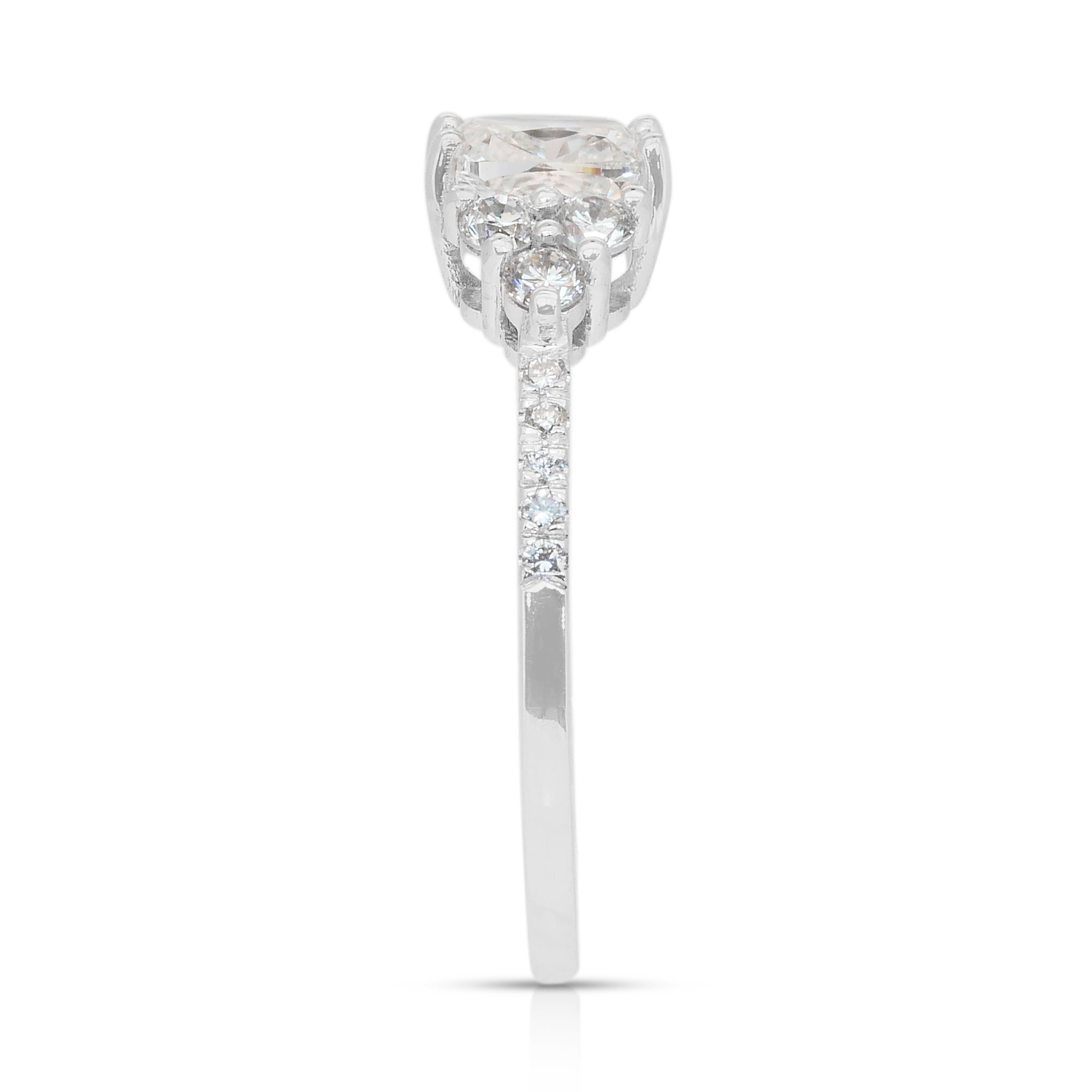 Anello senza tempo con pavé di diamanti da 1,36 carati in oro bianco 18 carati - Certificato IGI in vendita 2