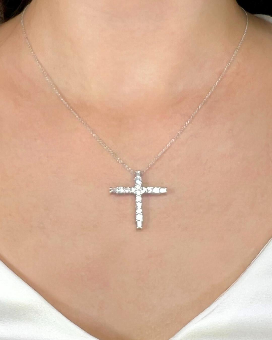 Timeless 1.41ct Diamonds Necklace with Cross Pendant in 18k White Gold - IGI Certified

Crafted in elegant 18K white gold, this exquisite necklace features a harmonious arrangement of 17 diamonds totaling 1.41ct. The centerpiece includes 9 round