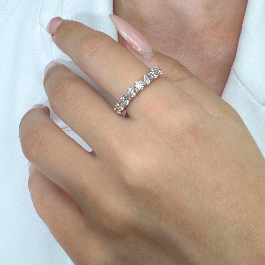 Bague intemporelle en or rose 18 carats avec 1,45 ct de diamants - certifié IGI

Cette bague en or rose 18 carats est ornée de huit diamants brillants de taille ronde totalisant 1,45 ct. La chaude monture en or rose complète magnifiquement l'éclat