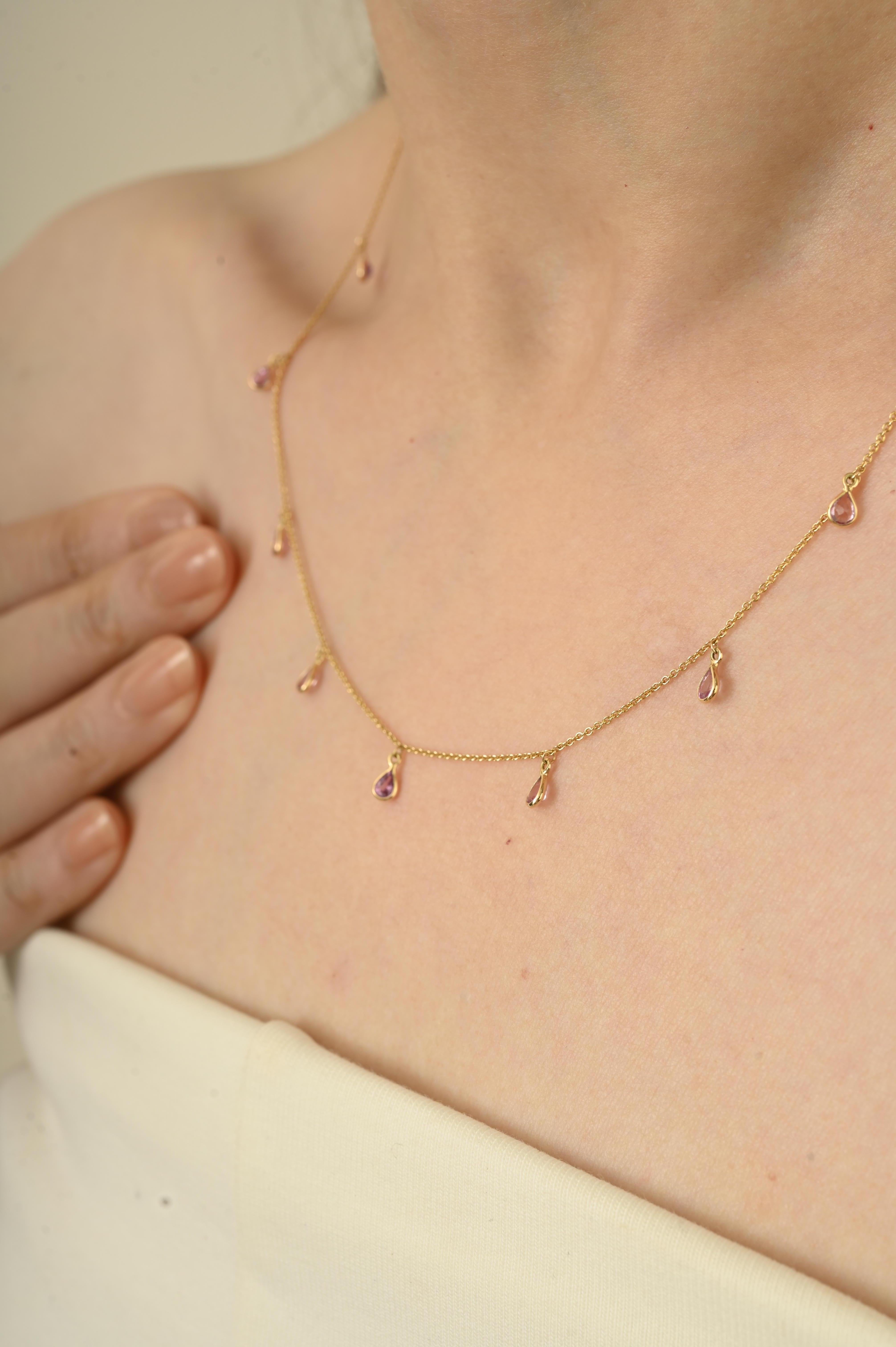 Cet élégant collier goutte présente 1,37 carats de saphirs roses taillés en poire, chacun étant serti dans de l'or jaune 14k radieux. Les saphirs sont gracieusement suspendus à une chaîne en or fin, créant un délicat effet de goutte avec un
