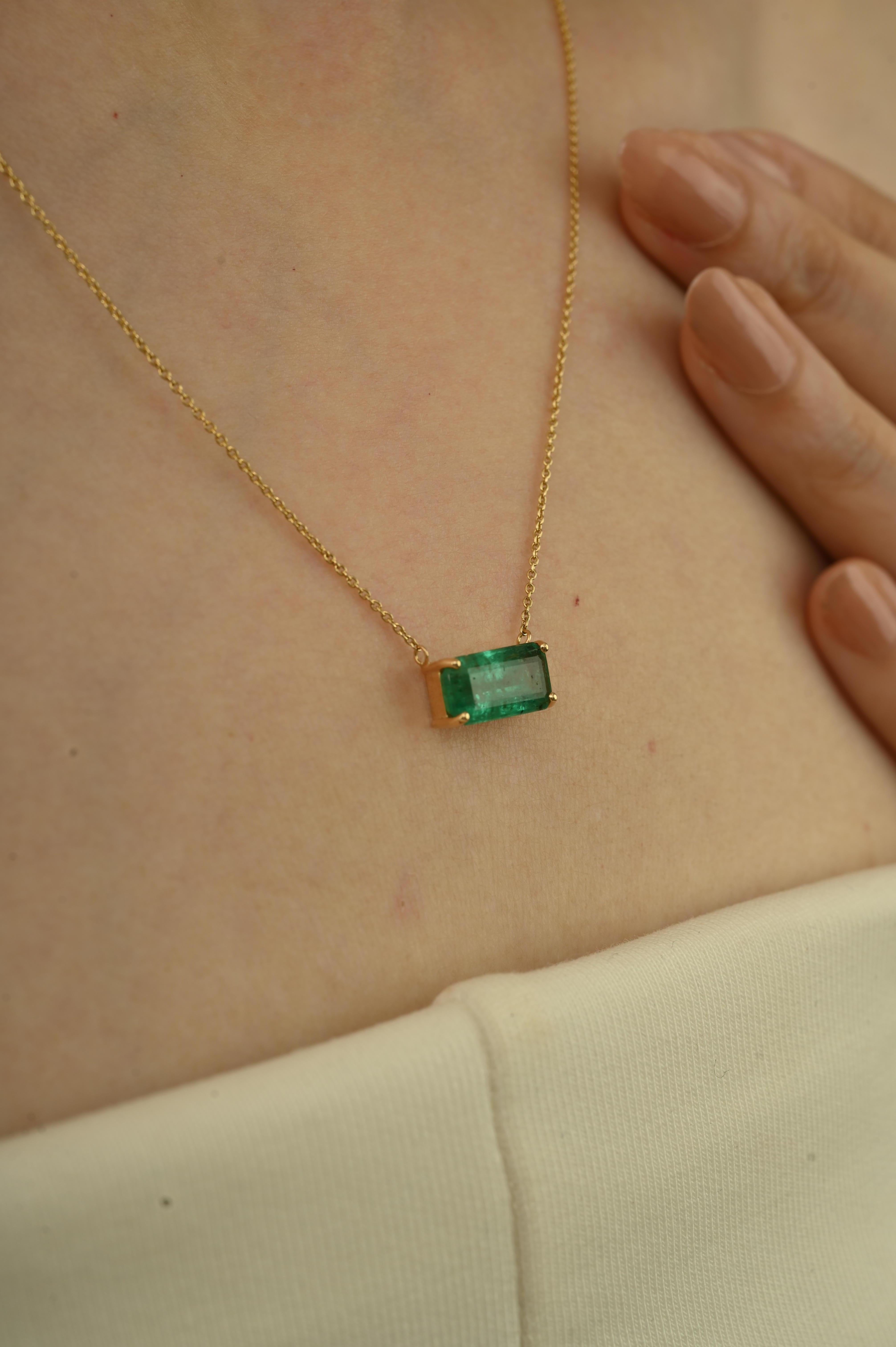 Zeitlose 14K Gelbgold Anhänger Halskette mit 2,41Ct Oktagon sambischen Smaragd (Achteckschliff) im Angebot
