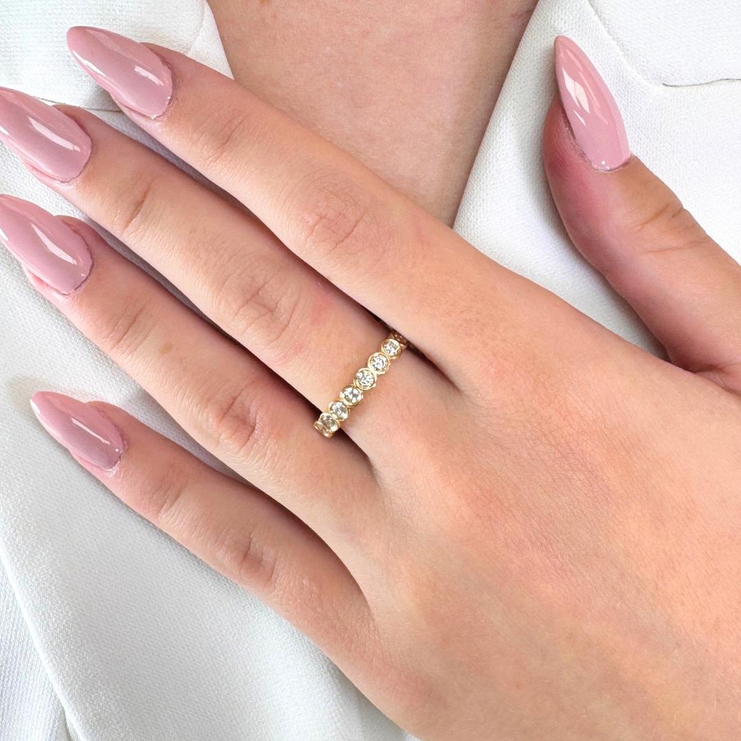 Anello Eternità senza tempo con 1,51 carati di diamanti in oro giallo 18 carati - Certificato IGI

Celebra un amore senza tempo con questo squisito anello di eternità con diamante, realizzato in caldo e romantico oro giallo 18 carati. Con 21
