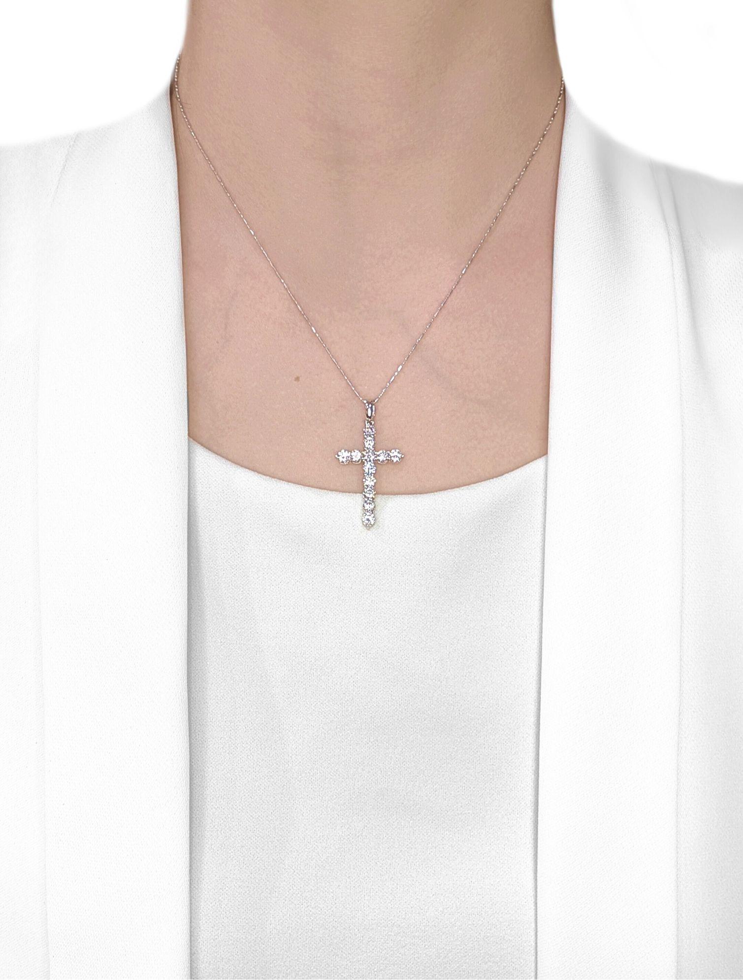 Una dichiarazione di fede e di stile senza tempo: questo radioso pendente a forma di croce è realizzato in lussuoso oro bianco 18 carati e incastonato con 12 scintillanti diamanti naturali tondi e brillanti per un totale di 1,52 carati. Le pietre di