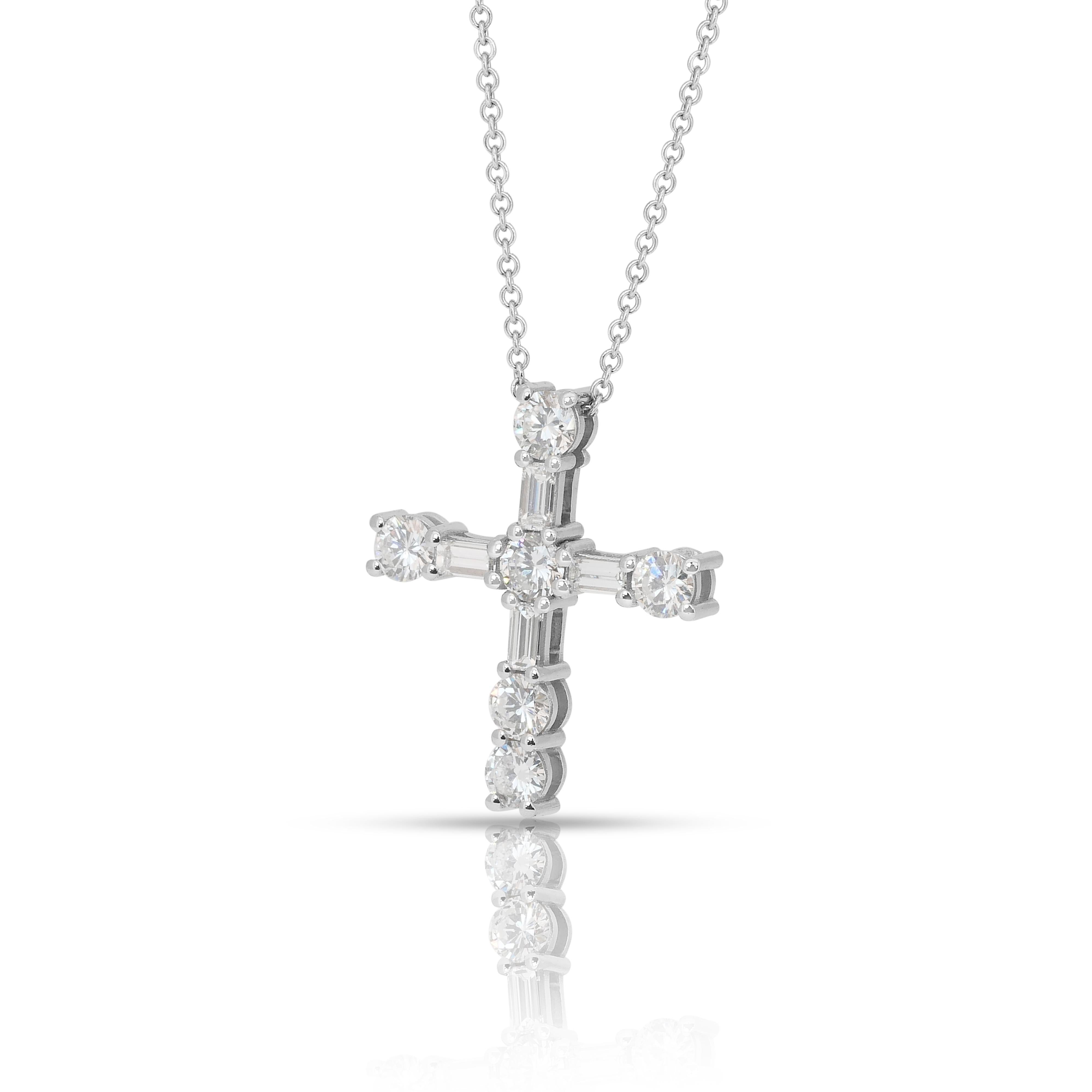 Timeless 1.55ct Diamonds Necklace with Cross Pendant in 18k White Gold Corte redondo en venta