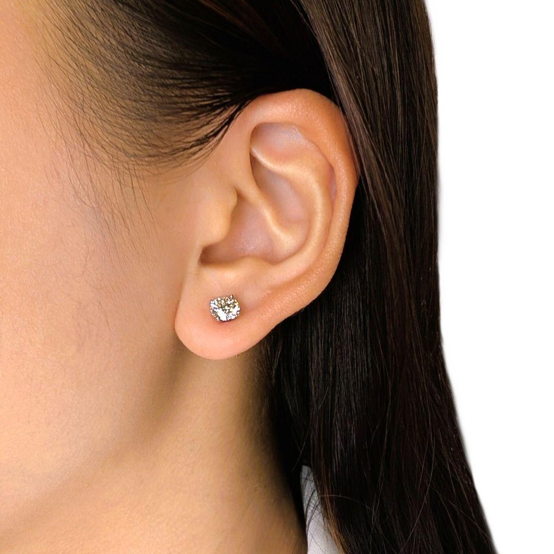 Questi orecchini classici presentano due diamanti tondi brillanti naturali per un totale di 1,55 carati, ciascuno classificato con colore K e purezza VS per un equilibrio di calore e brillantezza. Incastonato nell'elegante oro bianco 18 carati con
