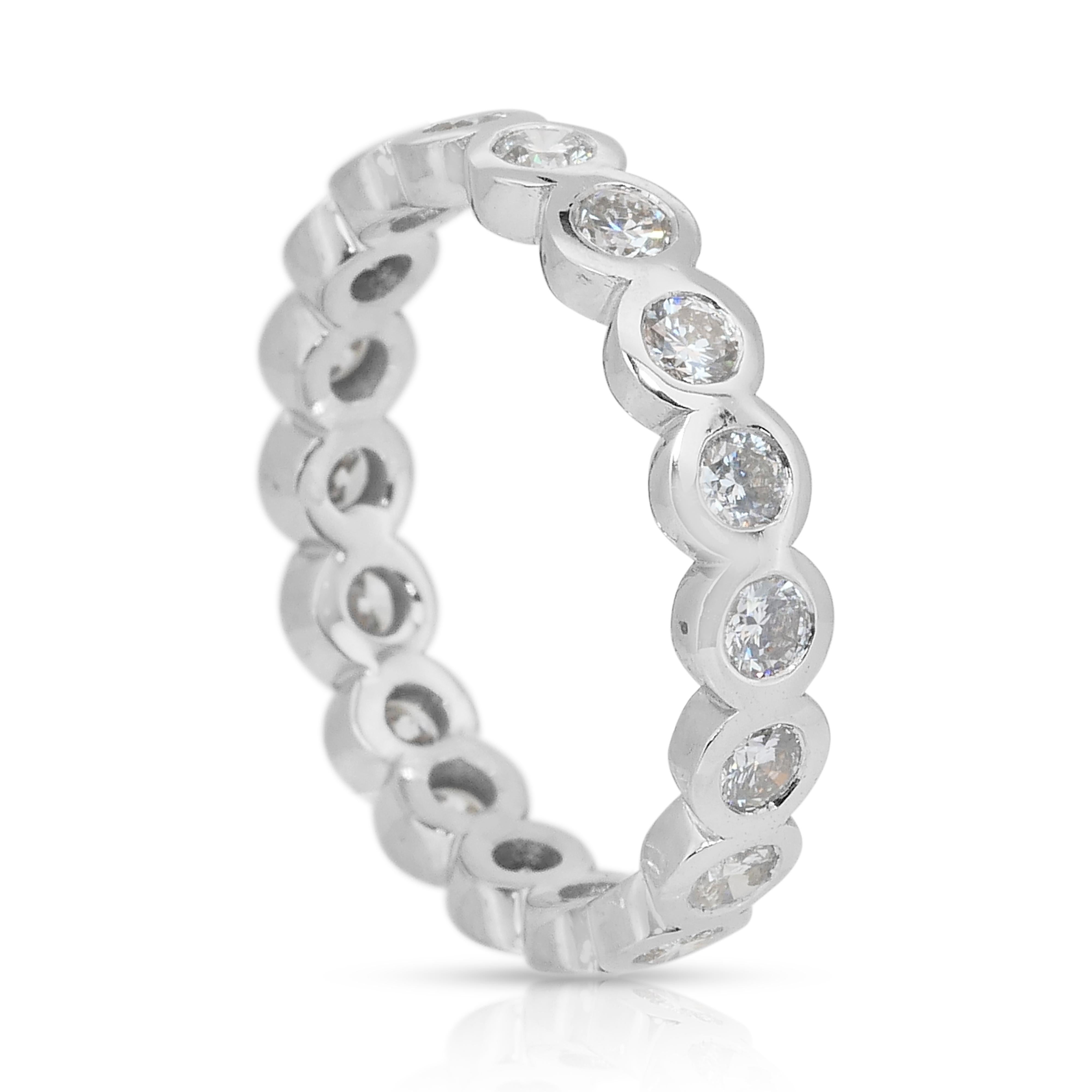 Bague d'éternité intemporelle en or blanc 14k avec 1,56 ct de diamants - certifié IGI

Irradiant d'élégance, cette bague d'éternité en or blanc 14 carats est ornée de 18 diamants brillants de taille ronde d'un poids combiné de 1,56 carats. Ces