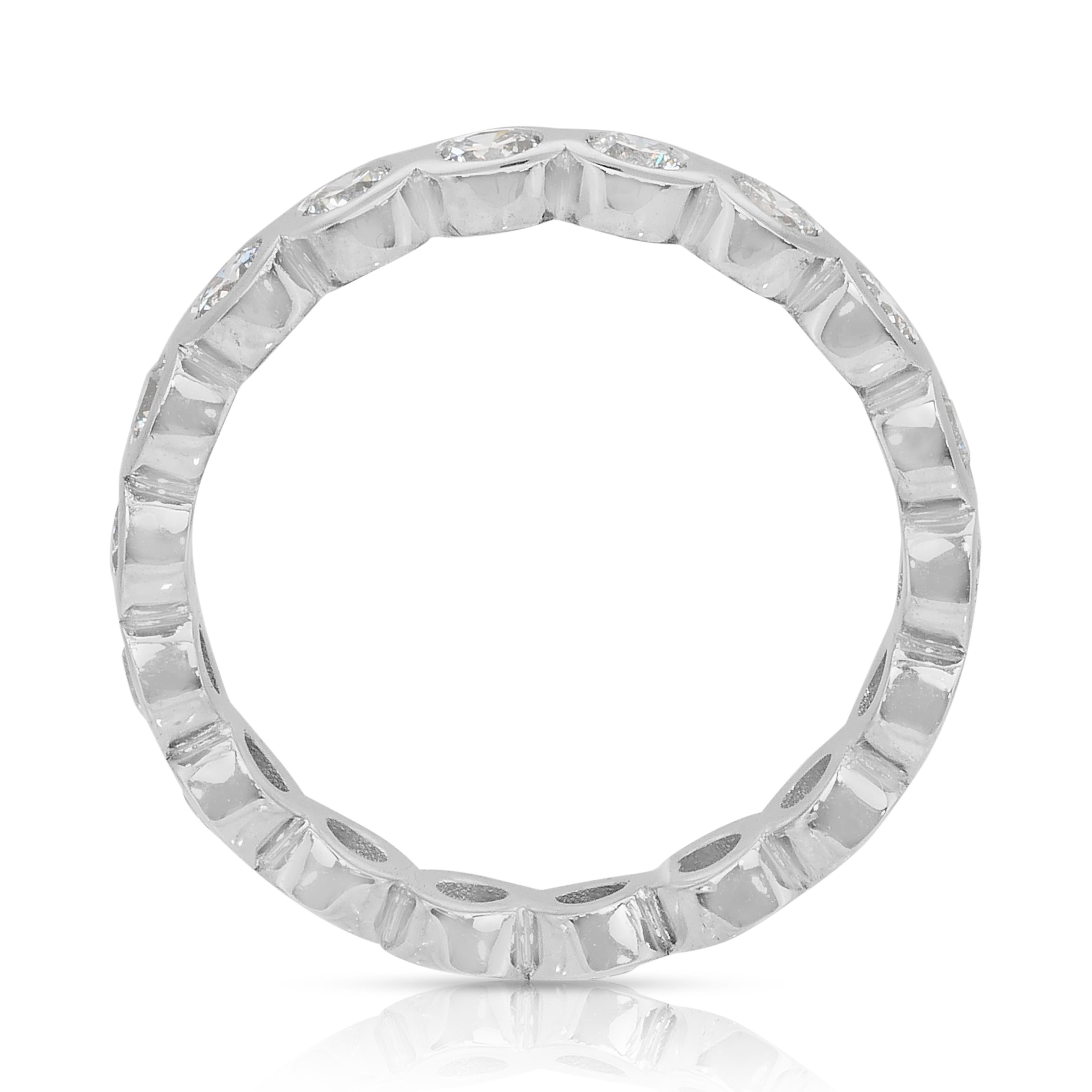 Bague d'éternité intemporelle en or blanc 14k avec 1,56 ct de diamants - certifié IGI en vente 3