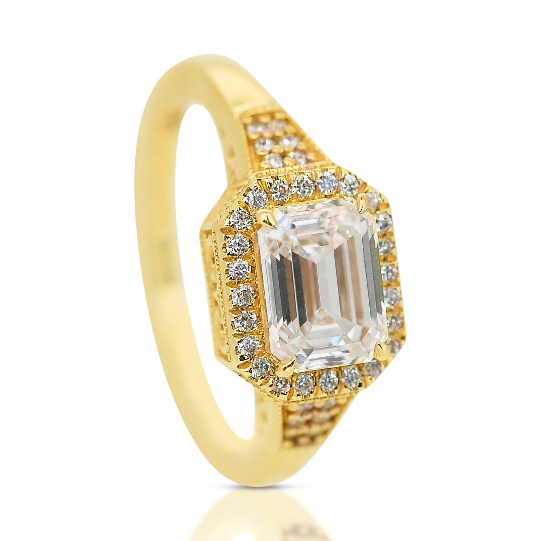 Timeless 1.71ct Double Excellent Ideal Cut Diamonds Halo Ring in 18k Yellow Gold In New Condition In רמת גן, IL