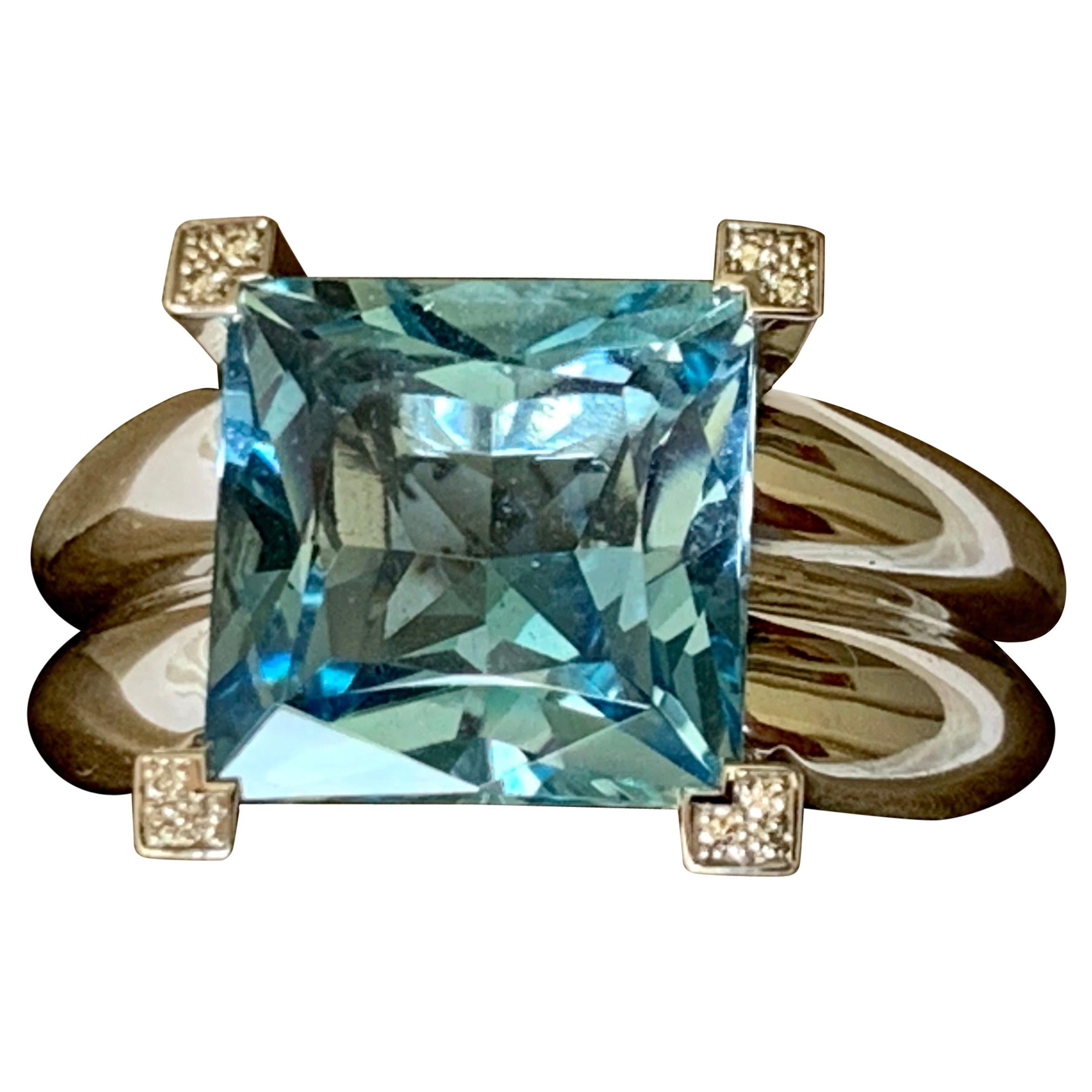 Timeless 18 Karat White Gold Aquamarine and Diamond Ring, Gübelin For Sale
