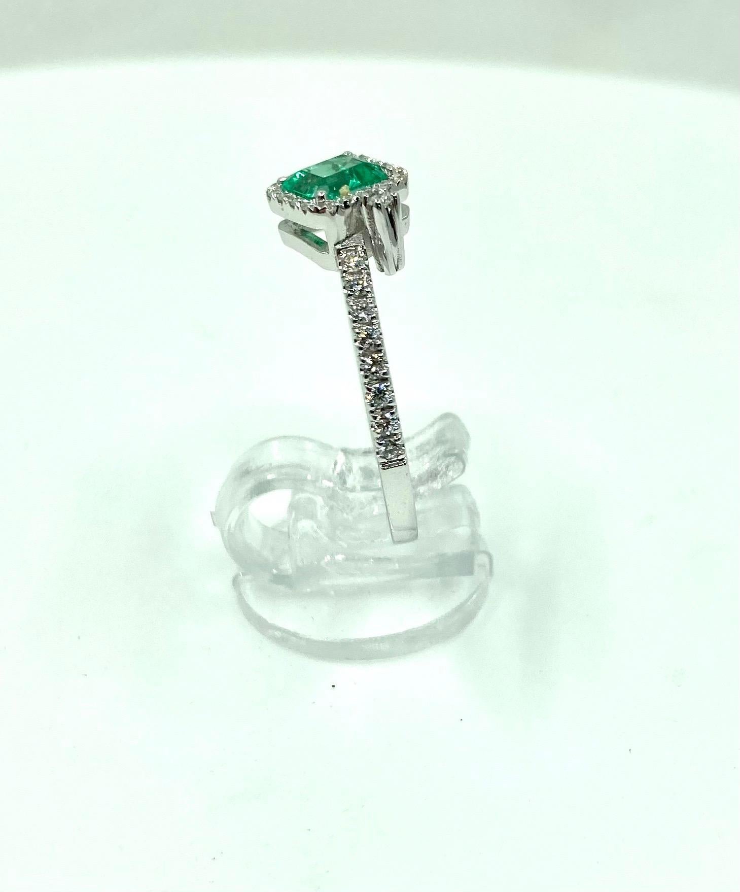 Modern Timeless 18 Karat Gold Emerald and Diamonds Handmade Italian Ring For Sale