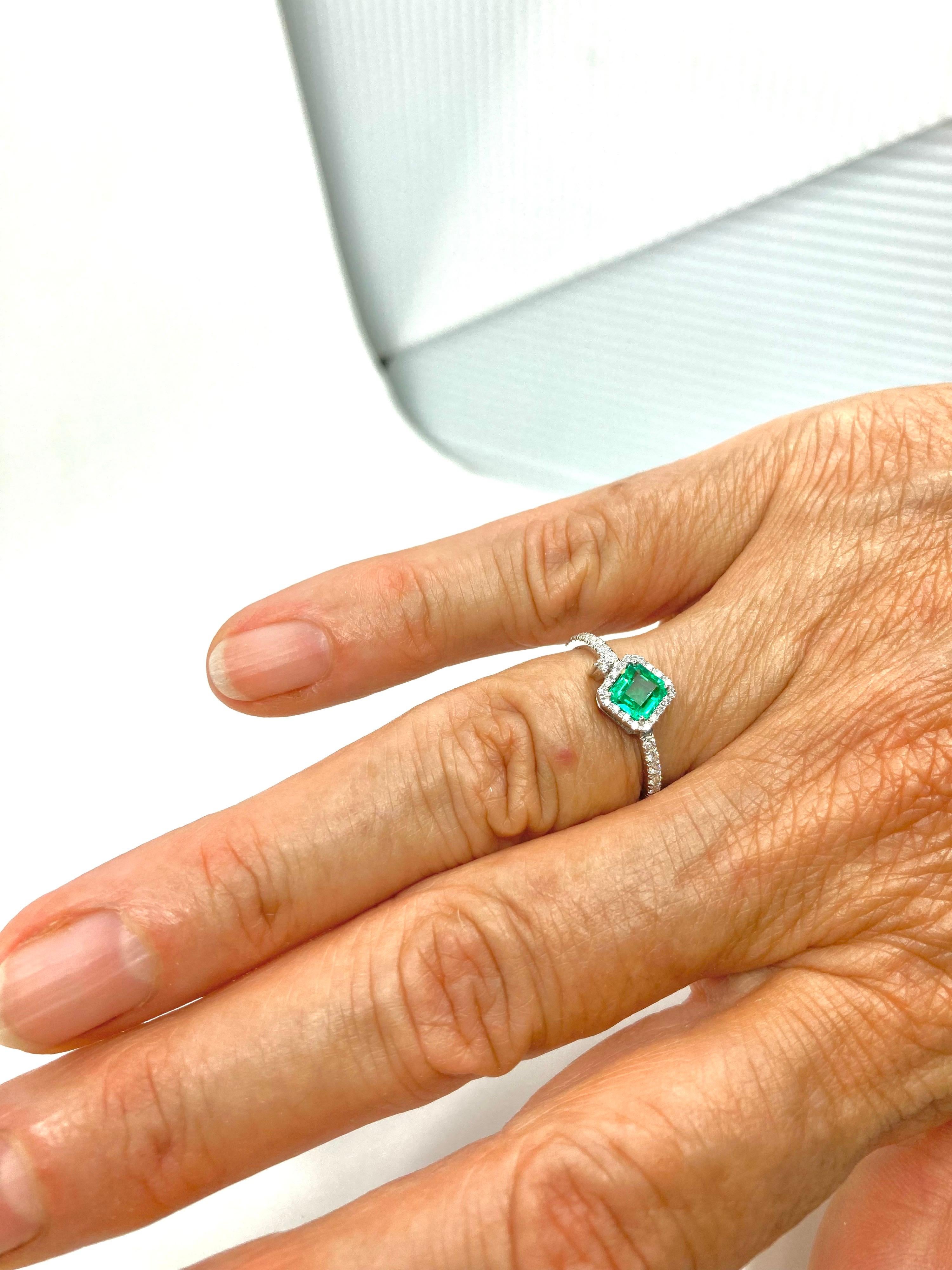 Women's Timeless 18 Karat Gold Emerald and Diamonds Handmade Italian Ring For Sale