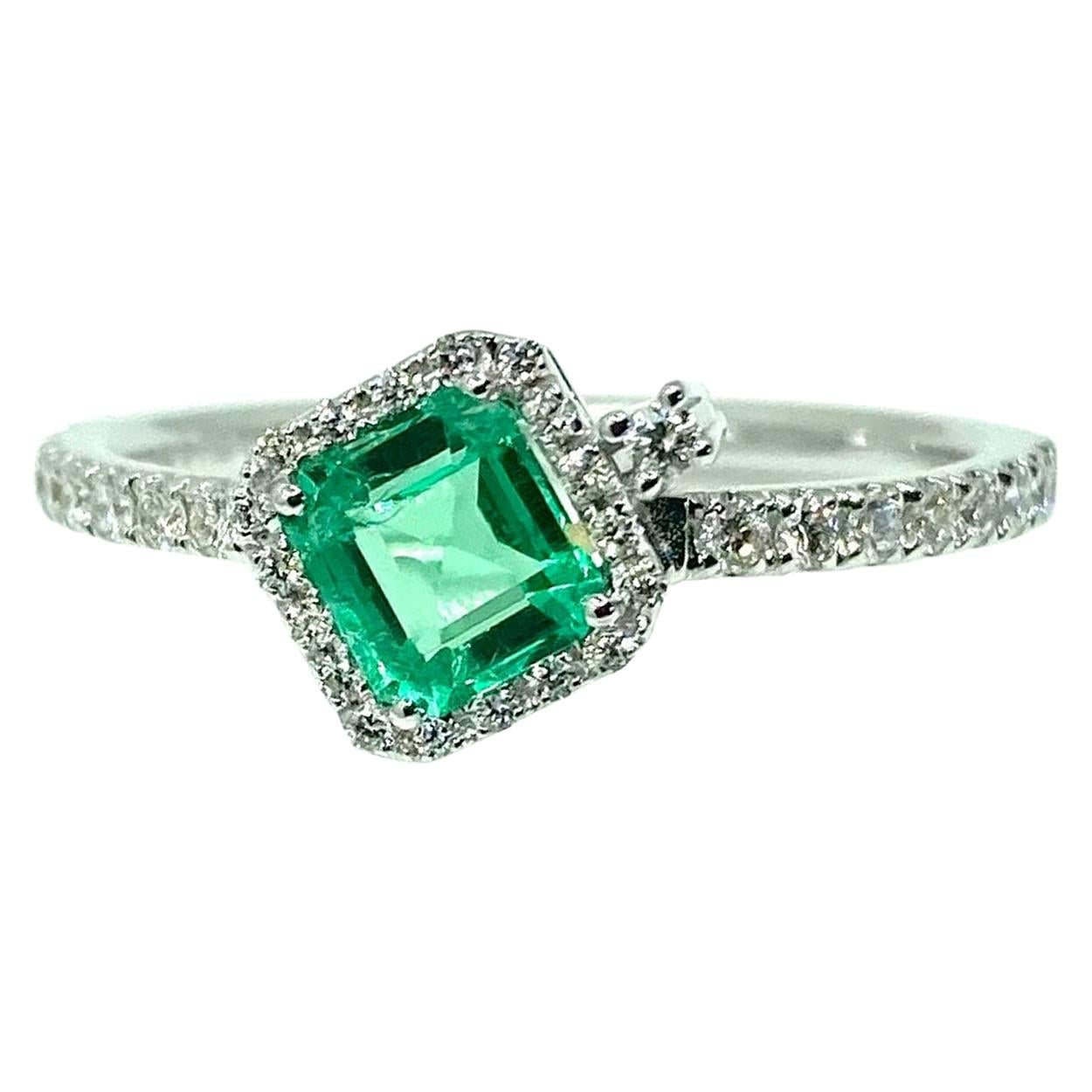 Timeless 18 Karat Gold Emerald and Diamonds Handmade Italian Ring For Sale