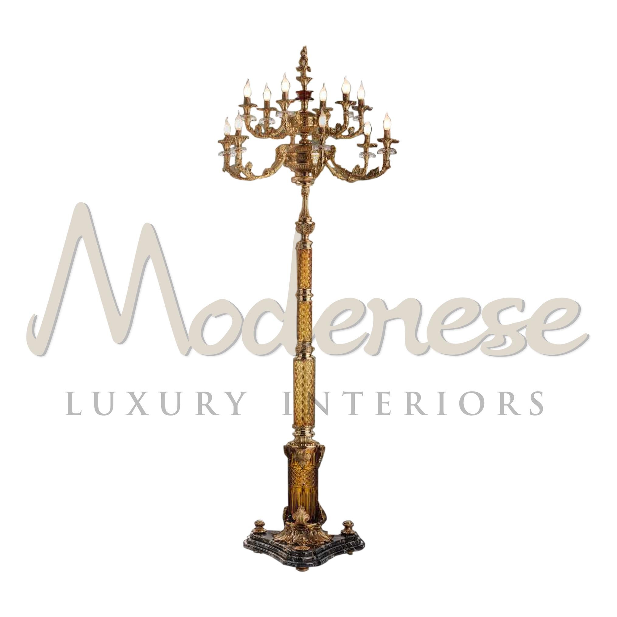 Laissez-vous séduire par ce lampadaire sur pied de couleur ambre cristal, une combinaison d'éléments classiques intemporels tous personnalisés par Modenese Gastone Luxury Interiors. 
 