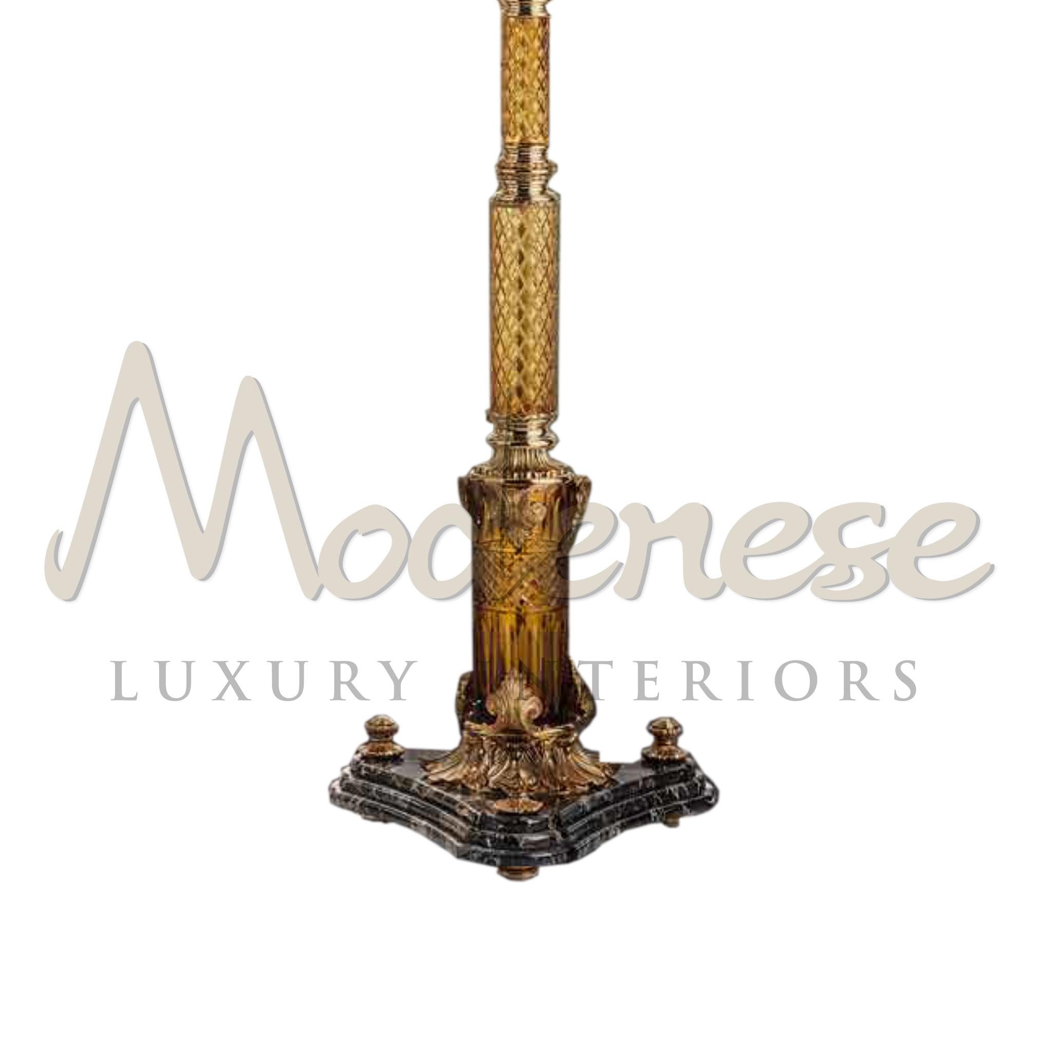 Baroque Lampadaire intemporel à 18 éclairages avec appliques en cristal ambré et finition dorée en vente