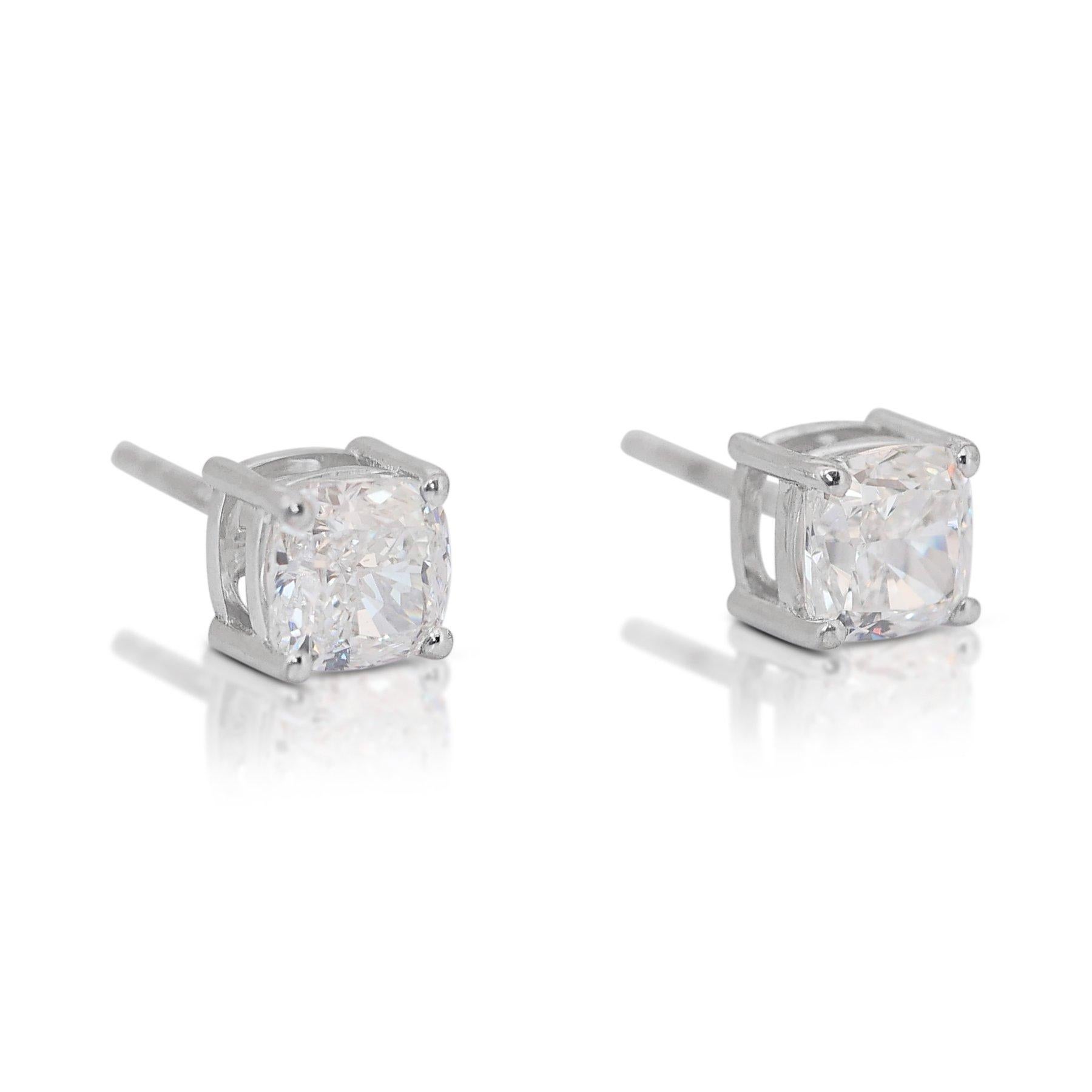 Atemporales Pendientes de oro blanco de 18 quilates con doble diamante de talla ideal excelente de 1,80 ct - Certificado GIA

Eleva tu estilo con estos impresionantes pendientes de diamantes, engastados en lujoso oro blanco de 18 quilates y con dos