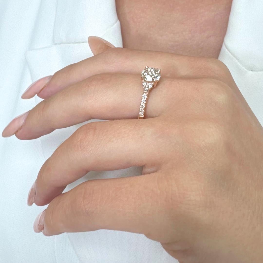 Anello senza tempo con pavé di diamanti da 1,86 carati in oro rosa 18 carati - Certificato IGI in vendita 5