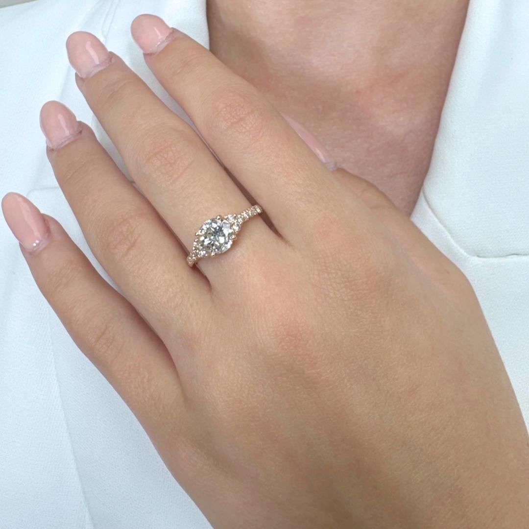 Anello senza tempo con pavé di diamanti da 1,86 carati in oro rosa 18 carati - Certificato IGI

Questo romantico anello con diamante in oro rosa 18 carati emana calore e raffinatezza senza tempo. Il centro è caratterizzato da un diamante tondo