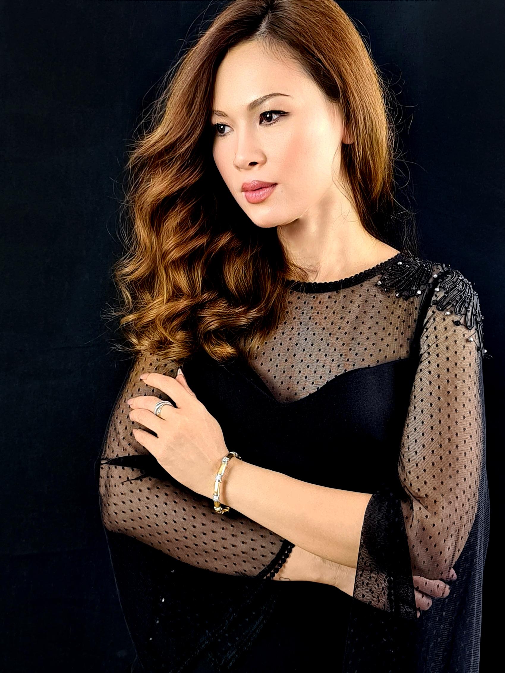 Un magnifique bracelet en or jaune et blanc 18 carats orné d'élégantes grappes de diamants ronds de taille brillant, placés le long du bracelet dans des montures bicolores raffinées. Le bracelet présente une subtile texture maillée qui lui donne de