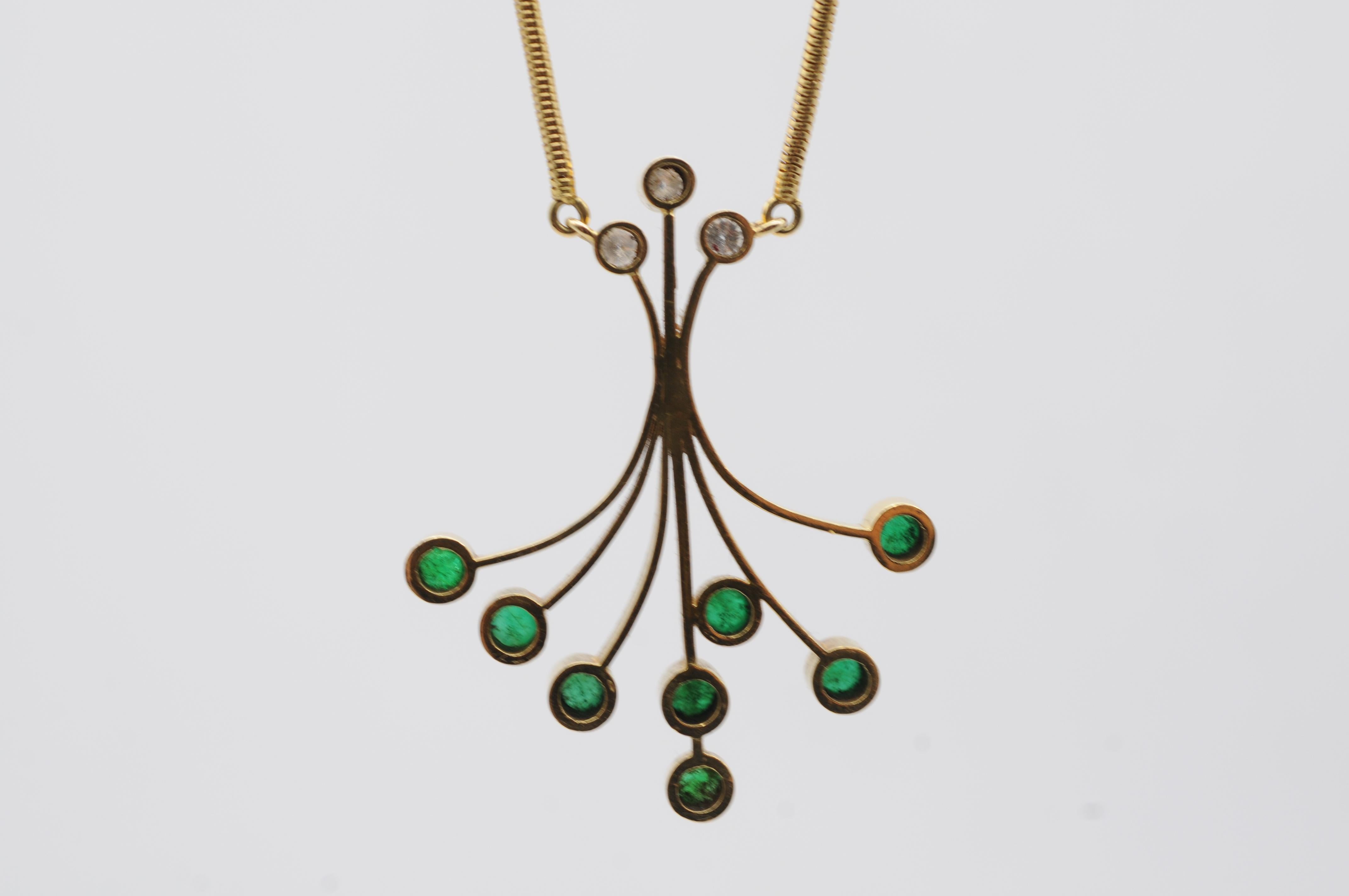 Collana senza tempo in oro 18k con 8 smeraldi cabochon e 3 diamanti taglio Brilliante in vendita 4