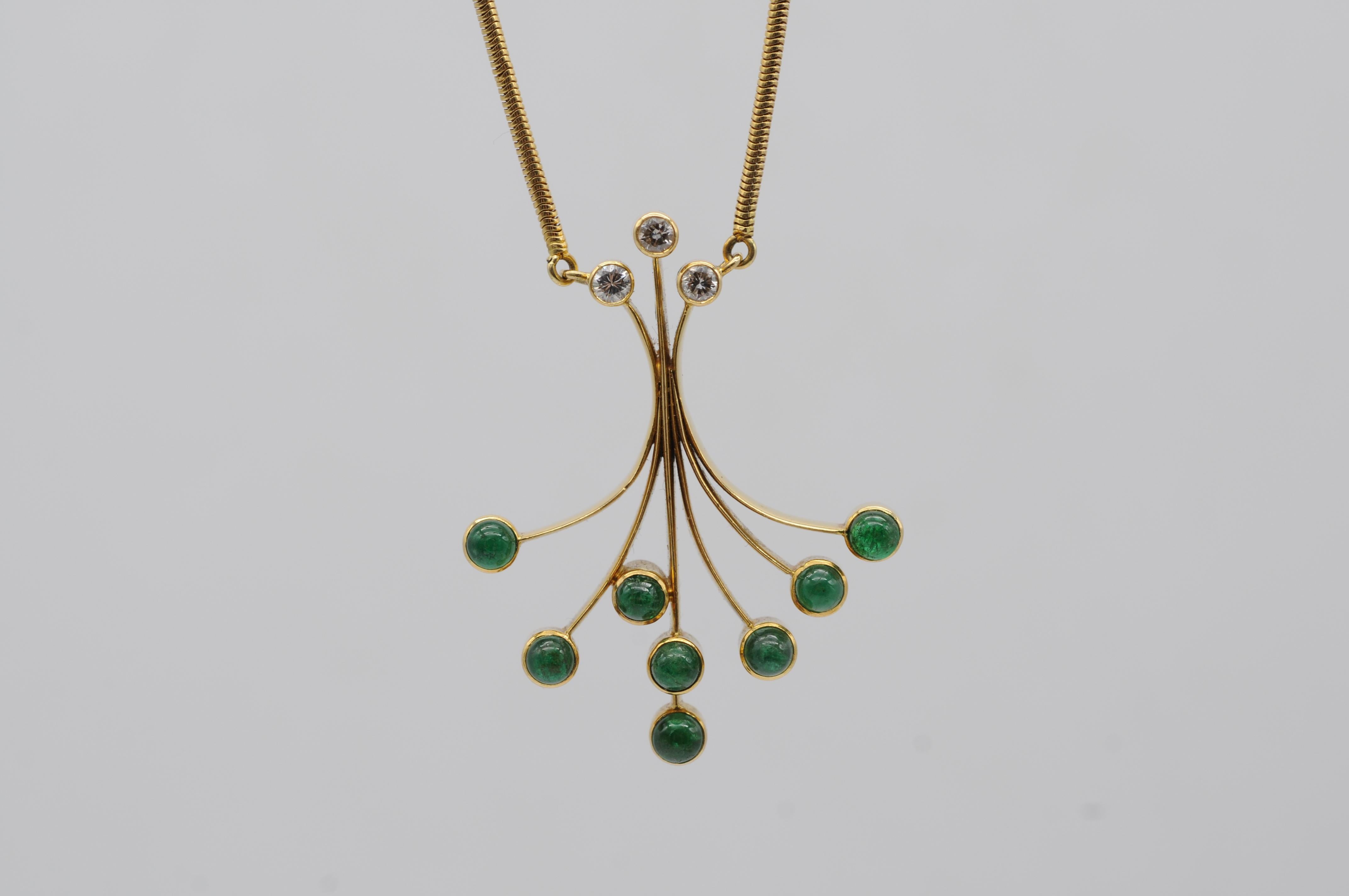 Realizzata in oro giallo 18 carati, questa collana senza tempo combina la semplicità con un tocco di raffinata eleganza. Il suo design aggraziato è impreziosito da otto smeraldi tagliati a cabochon, ciascuno del peso di circa 0,20 carati, che