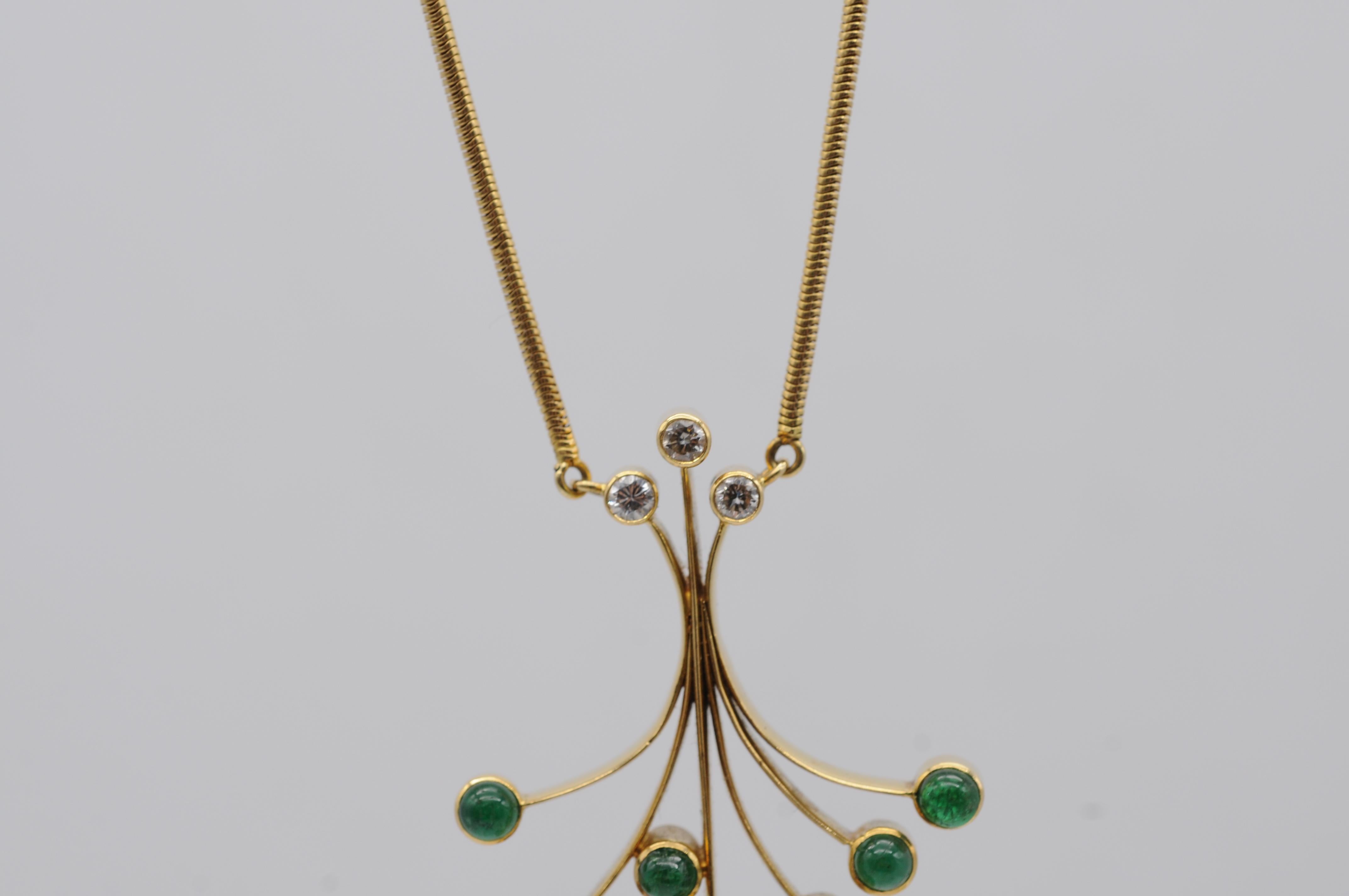 Estetismo Collana senza tempo in oro 18k con 8 smeraldi cabochon e 3 diamanti taglio Brilliante in vendita