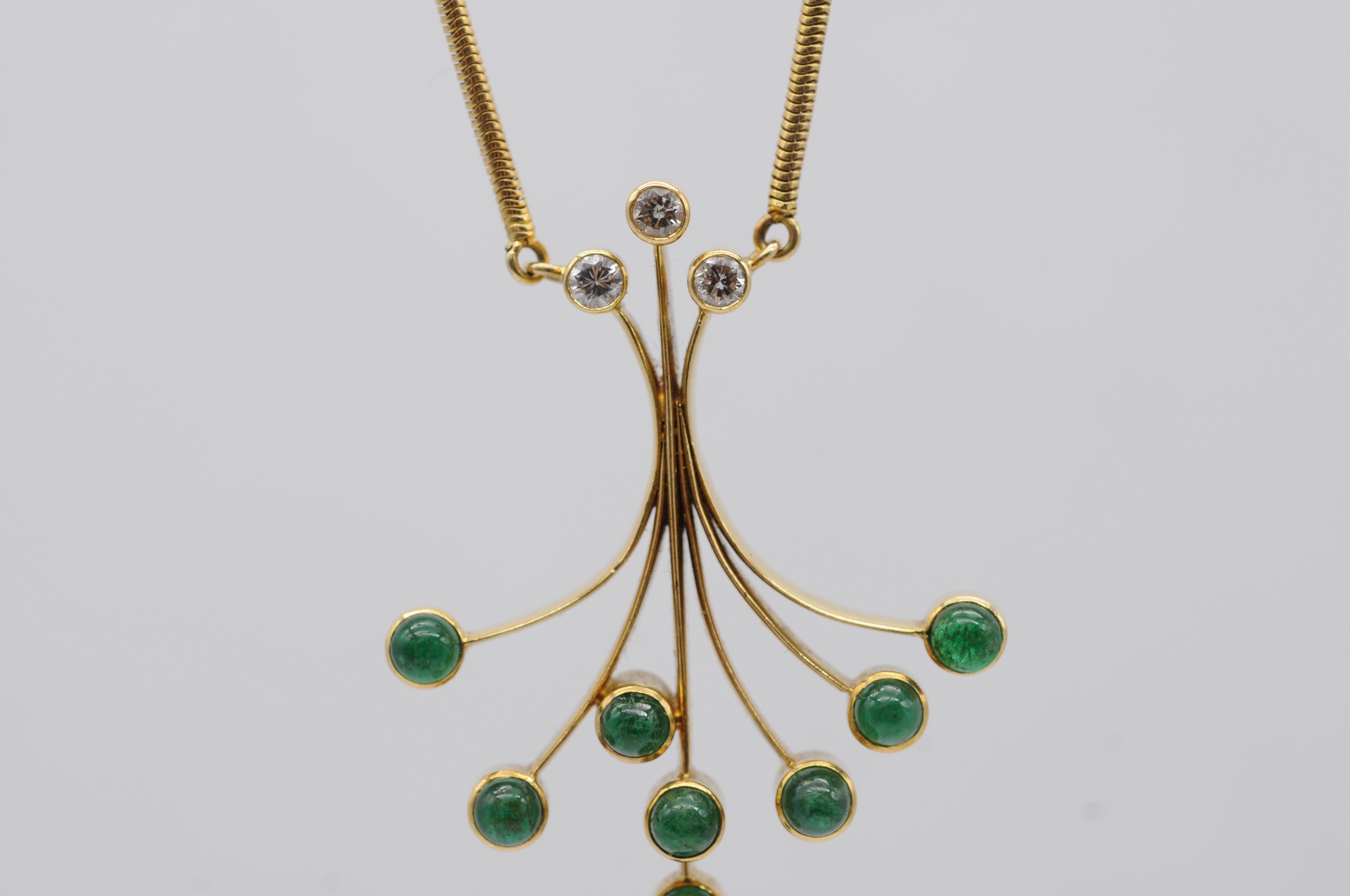 Collana senza tempo in oro 18k con 8 smeraldi cabochon e 3 diamanti taglio Brilliante In condizioni buone in vendita a Berlin, BE