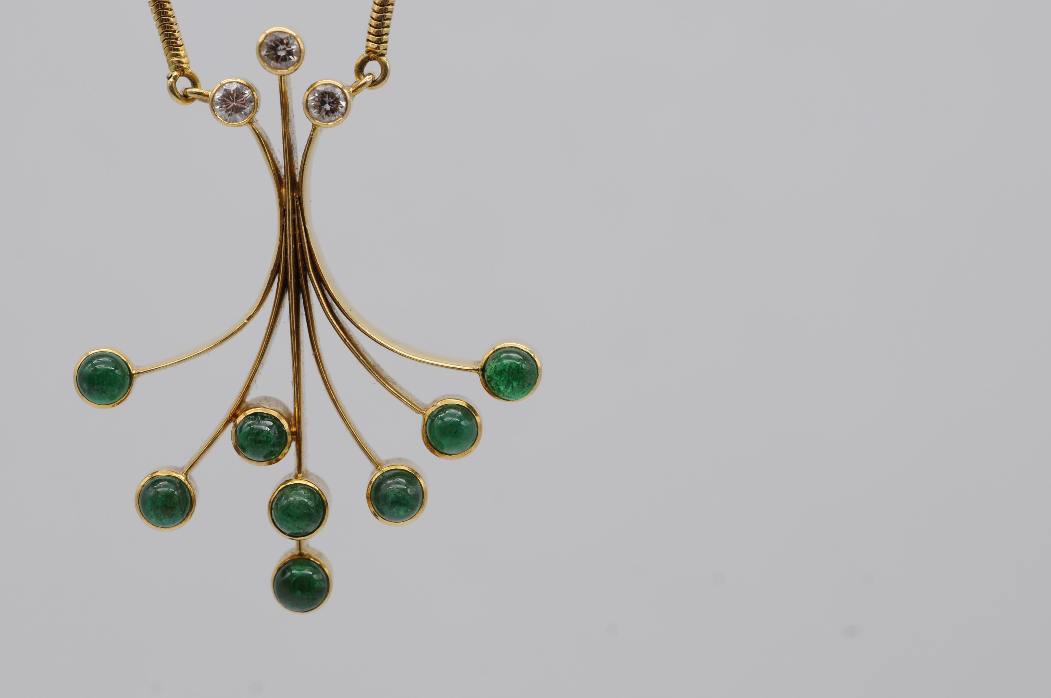 Collana senza tempo in oro 18k con 8 smeraldi cabochon e 3 diamanti taglio Brilliante in vendita 1