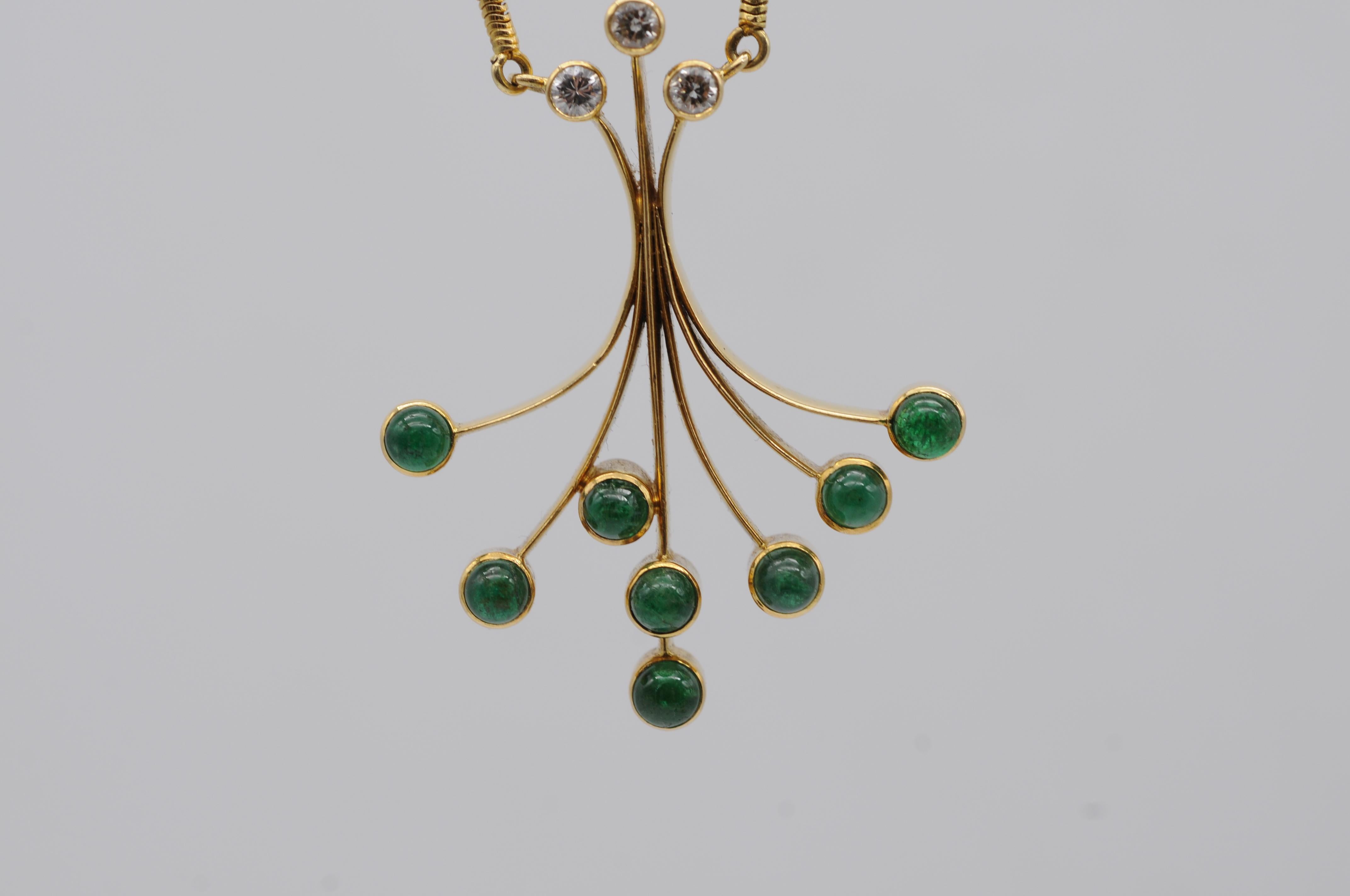 Collana senza tempo in oro 18k con 8 smeraldi cabochon e 3 diamanti taglio Brilliante in vendita 2