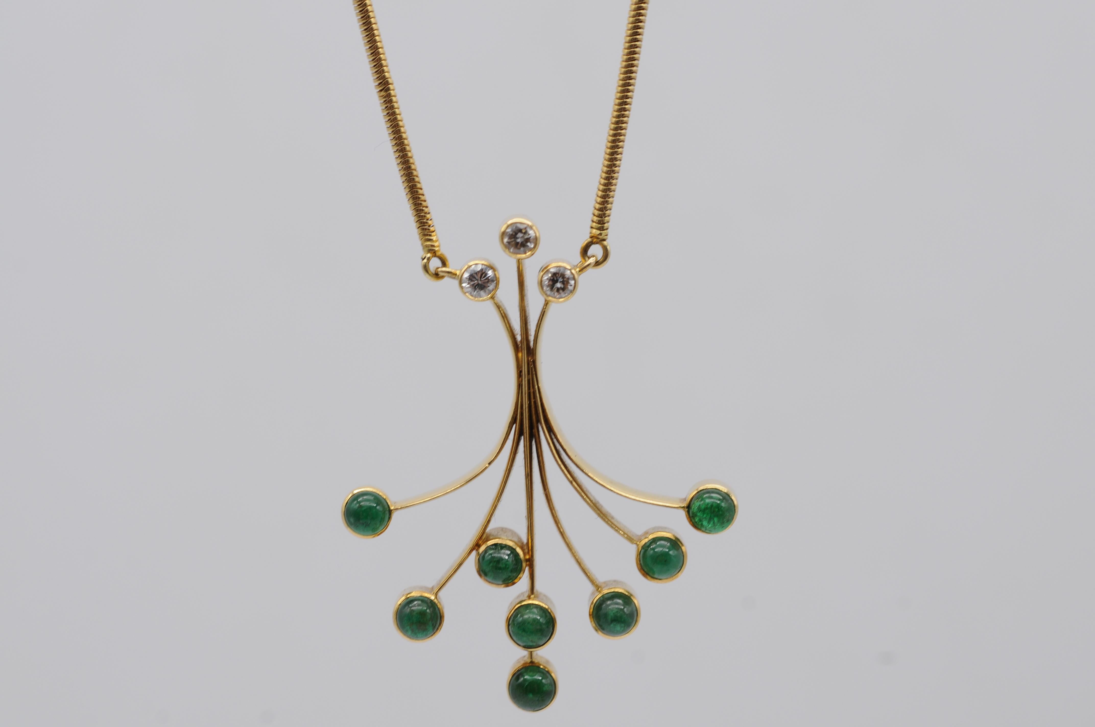 Collana senza tempo in oro 18k con 8 smeraldi cabochon e 3 diamanti taglio Brilliante in vendita 3