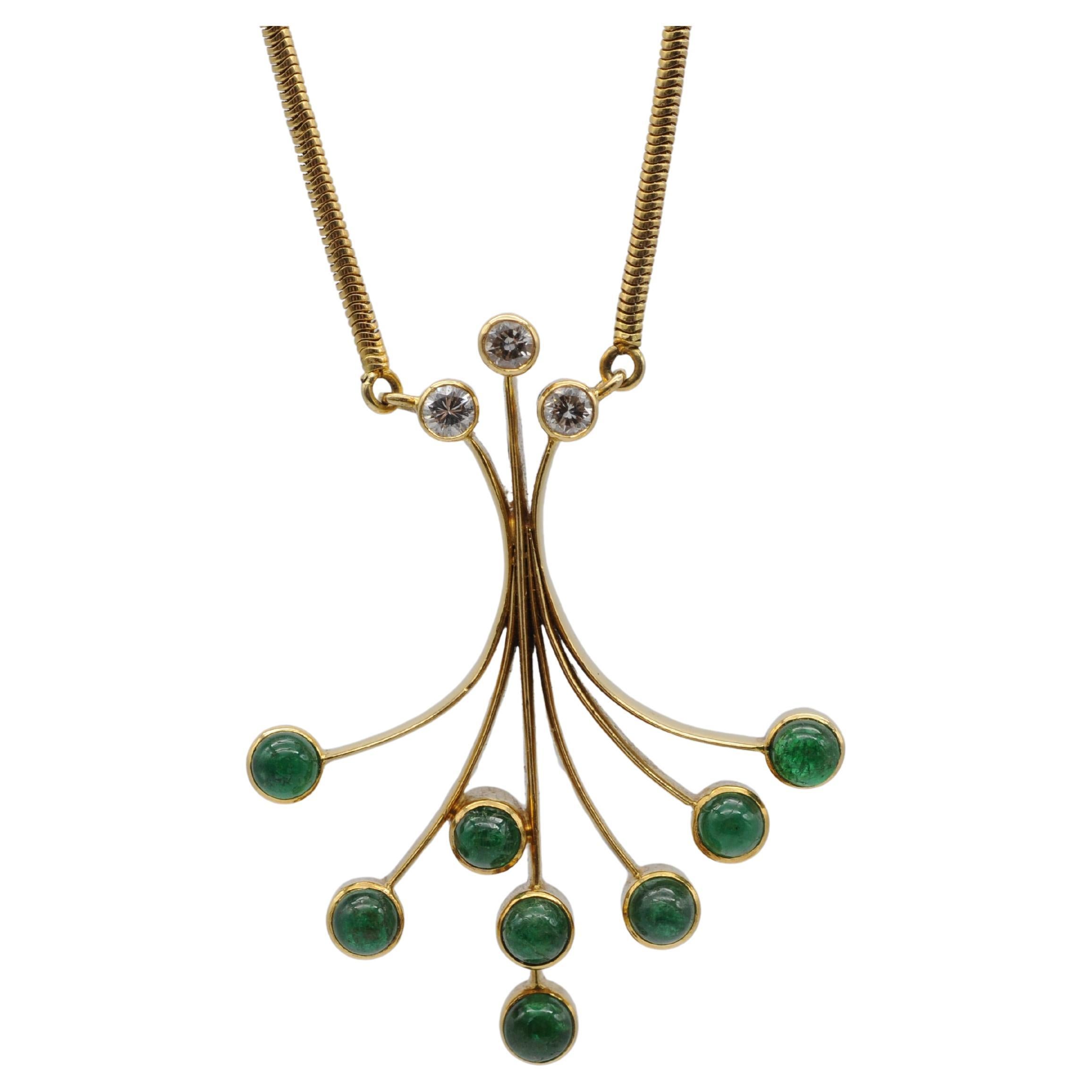 Collana senza tempo in oro 18k con 8 smeraldi cabochon e 3 diamanti taglio Brilliante in vendita