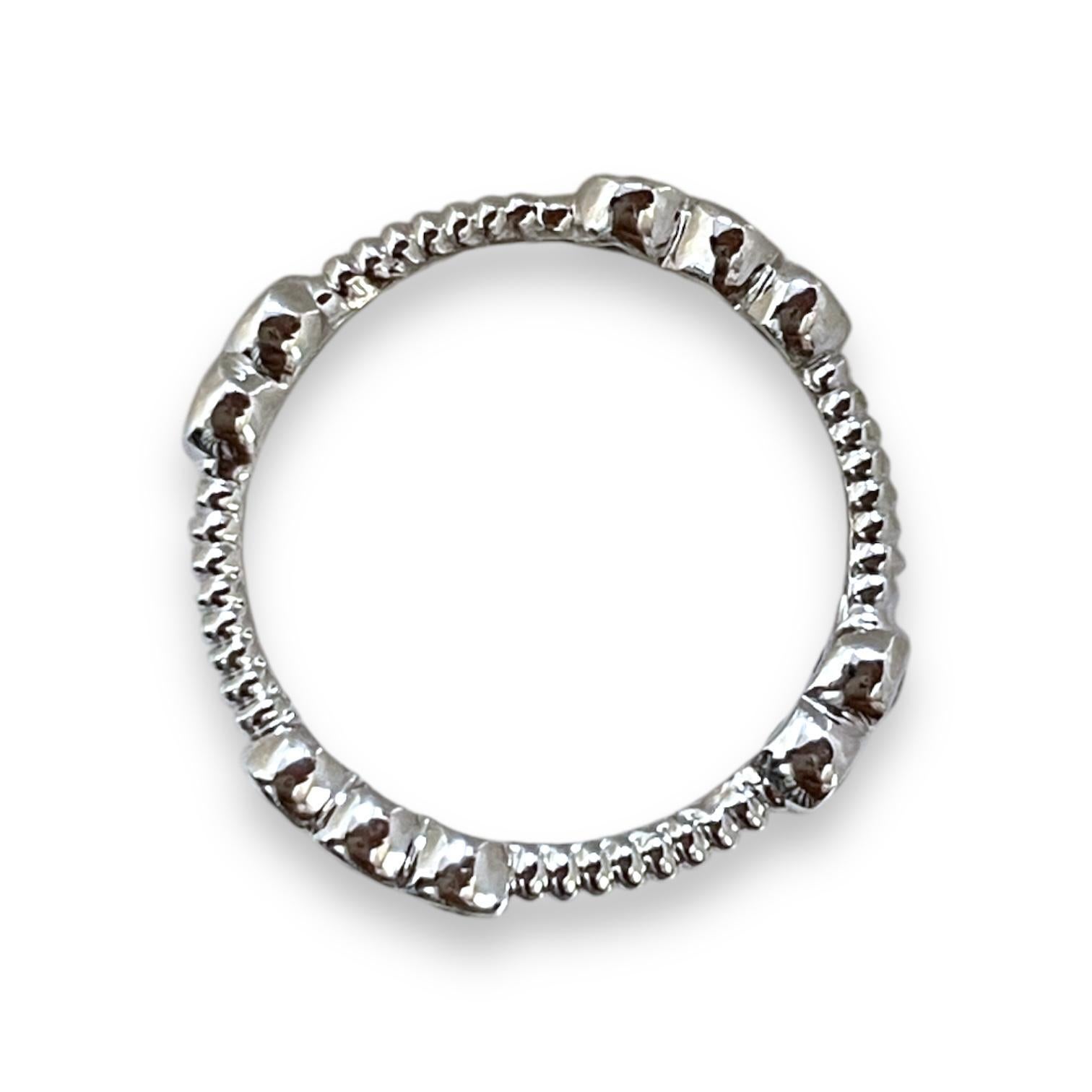 Moderne Bague intemporelle en or 18 carats sertie de diamants éblouissants de 0,3 TCW en vente