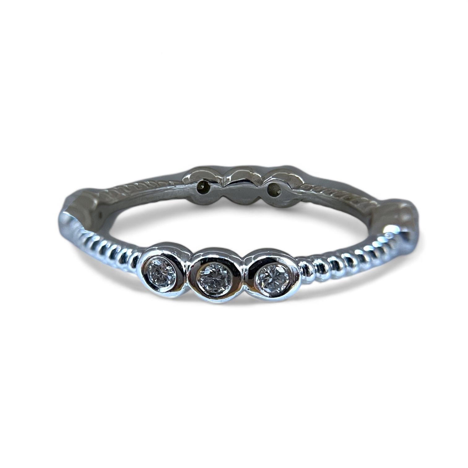 Taille ronde Bague intemporelle en or 18 carats sertie de diamants éblouissants de 0,3 TCW en vente