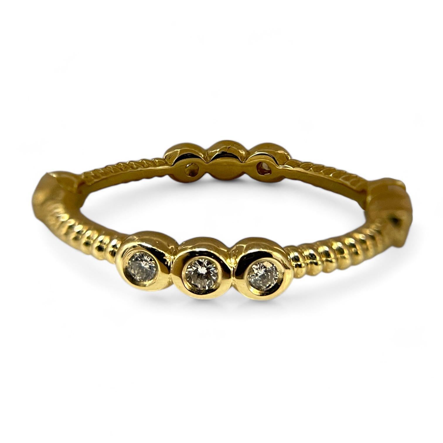Round Cut Timeless 18K Gold Ring Featuring 0.3 TCW dazzling Diamonds For Sale