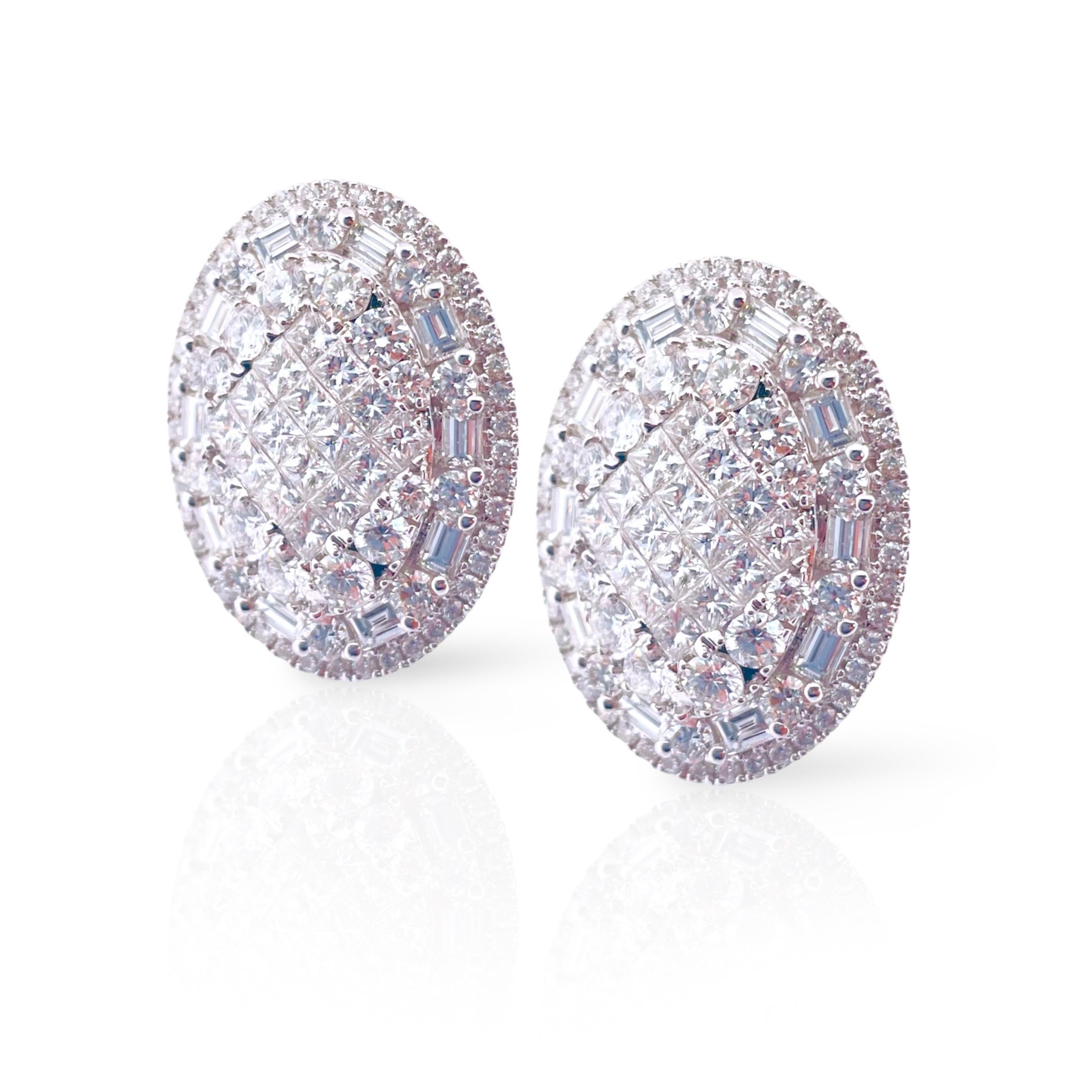 Orné de diamants étincelants,
en or blanc 18 carats et présentent une forme ovale classique.
Pesant 11,4 grammes  & 7.00 TCW orné de
diamants étincelants, ces boucles d'oreilles ajoutent une touche d'originalité.
le glamour et la sophistication à