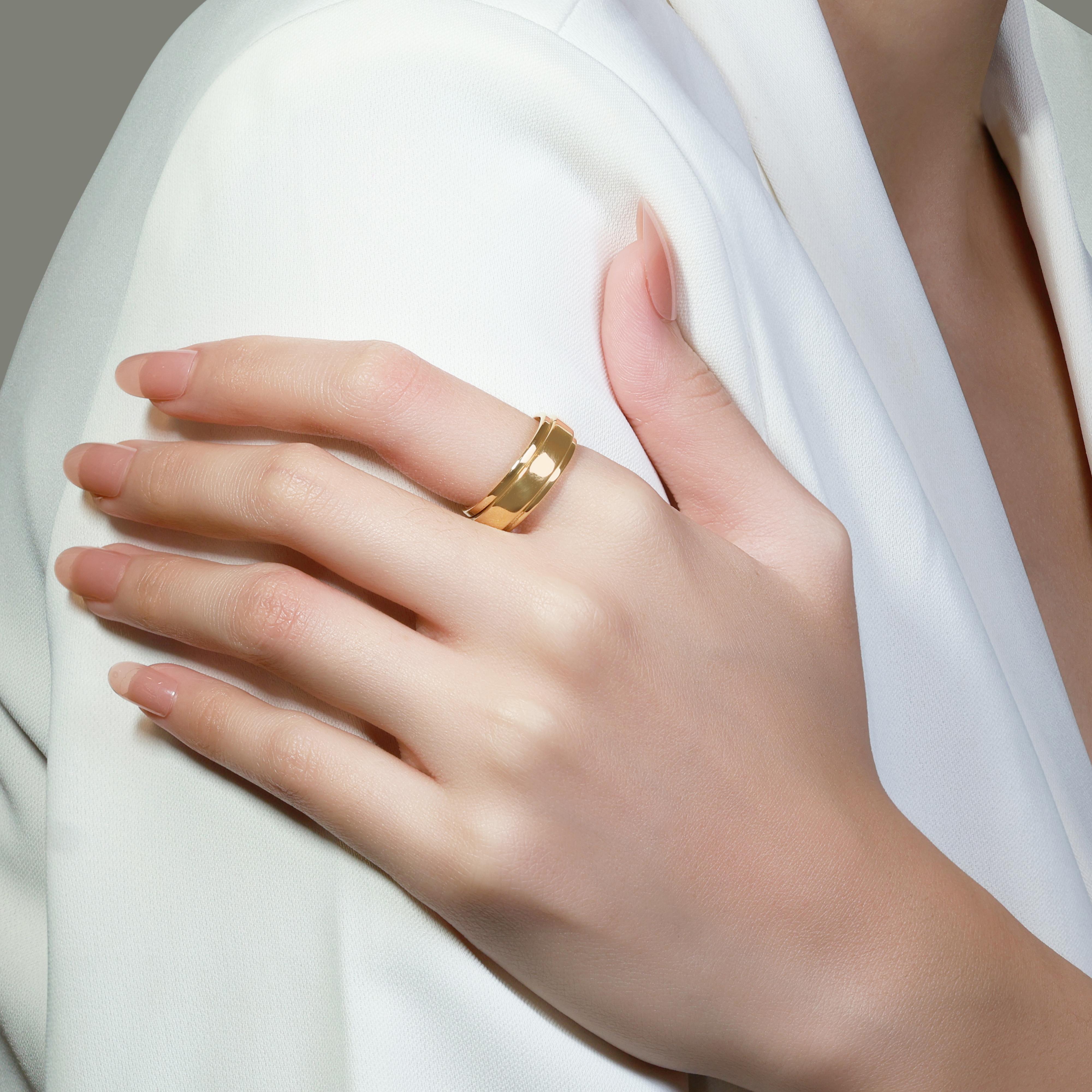 This stunning piece of jewelry is expertly crafted from 18K yellow gold, celebrated for its rich color and luxurious appeal. Weighing a total of 9.46 grams, it strikes a perfect balance between substance and wearability, making it an ideal choice