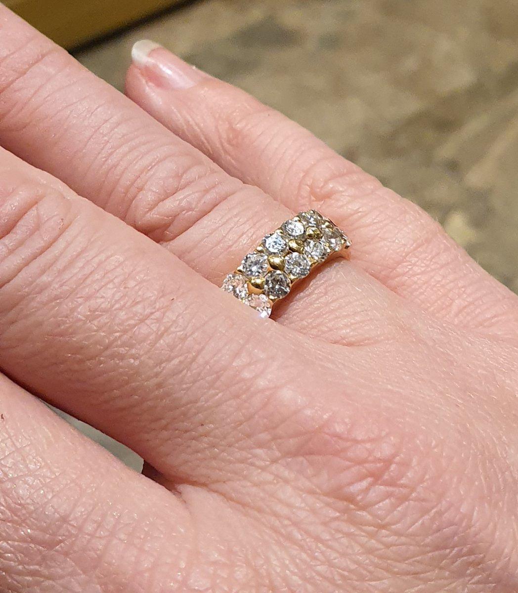 Cet élégant anneau de demi-éternité en riche or jaune 18 carats est serti de 14 diamants taille brillant, chacun pesant environ 0,10 carat, pour un total d'environ 1,40 carat. Les diamants sont brillants et vifs, de couleur G et de pureté VS1. Ils