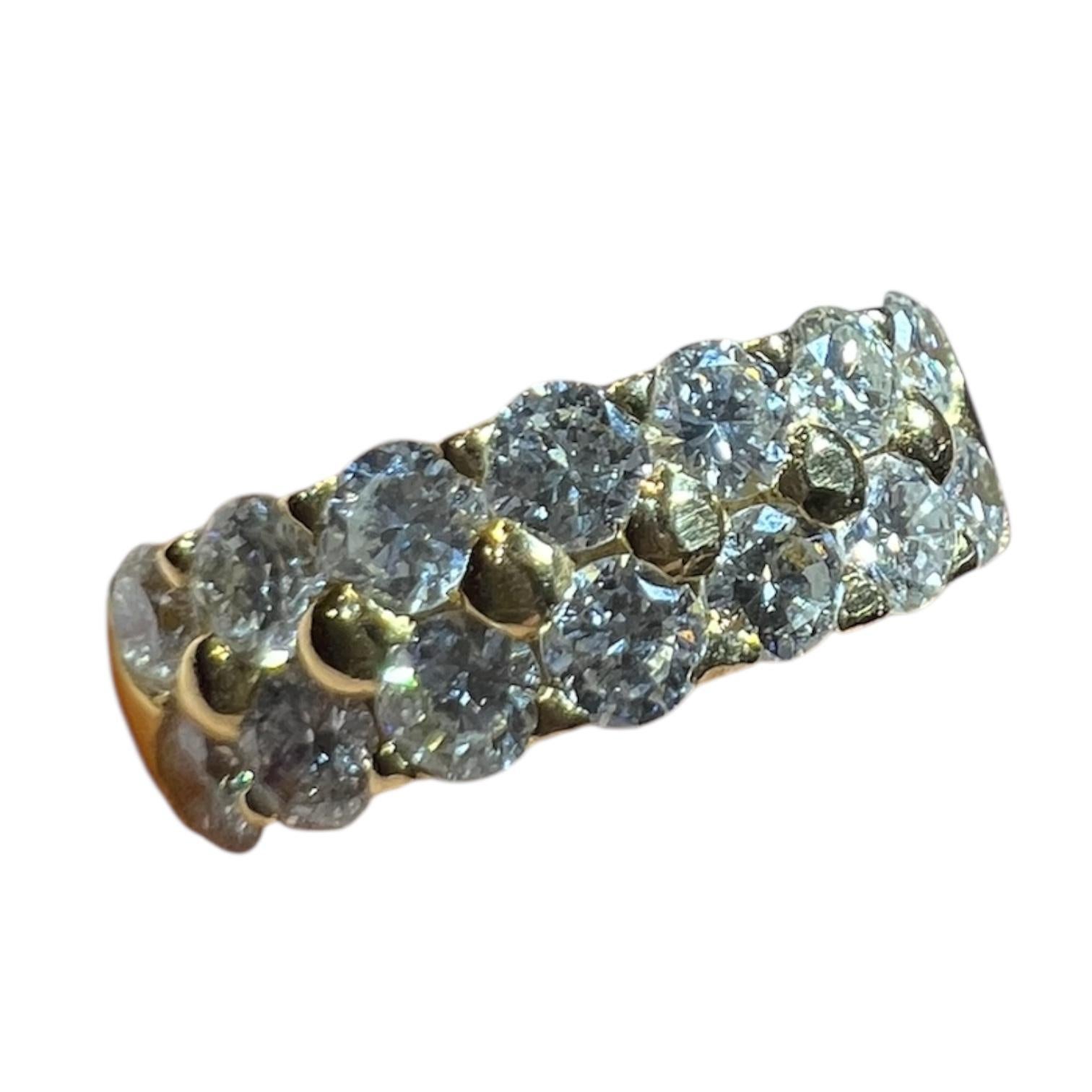 Bague intemporelle en or jaune 18 carats diamant demi-éternité, 1.40ct G/VS1 , Circa 1990 en vente 2
