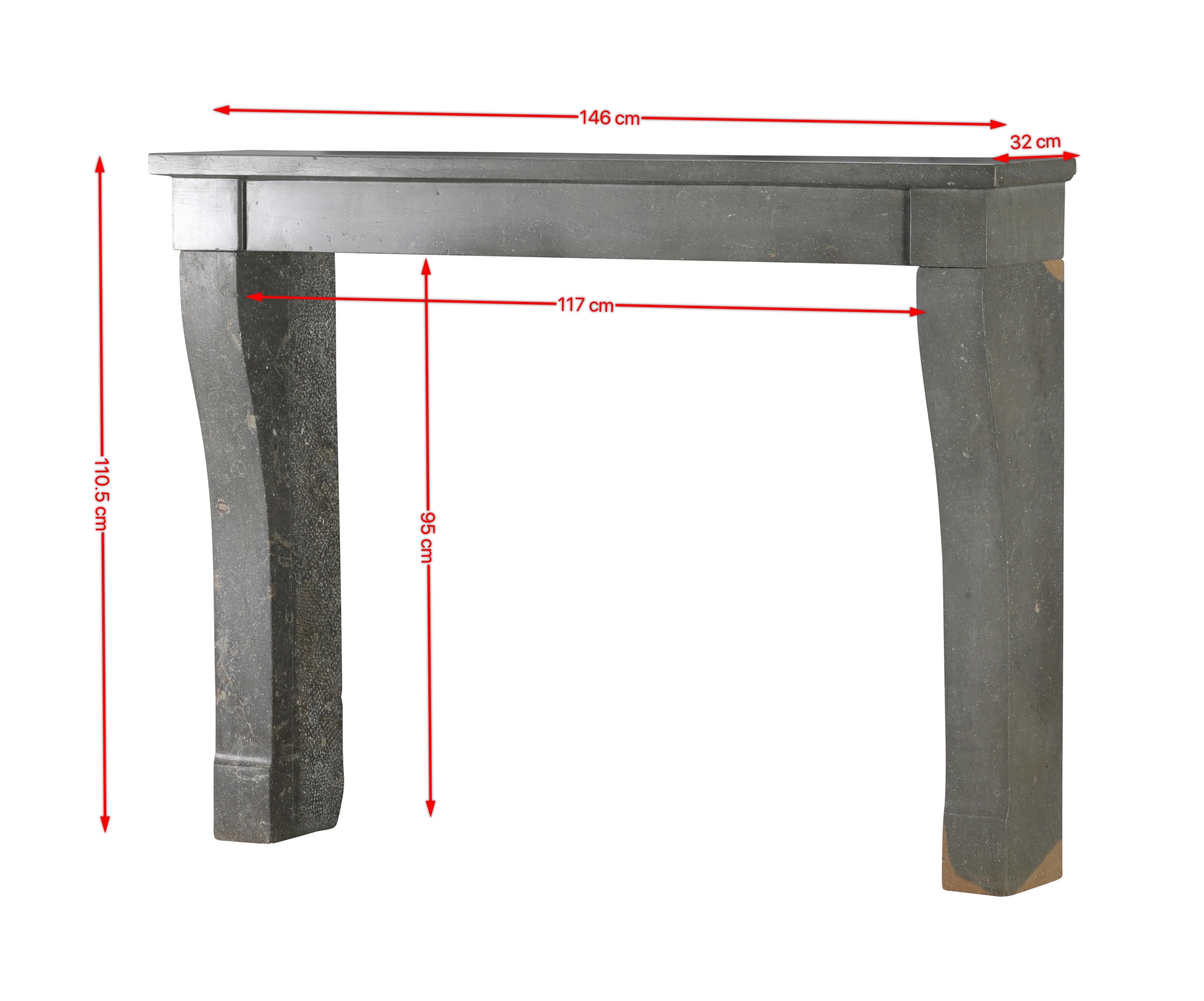 Questo squisito caminetto francese in pietra del XIX secolo è un capolavoro di design senza tempo.
Realizzato con finezza, presenta una pietra liscia e levigata e gambe elegantemente ricurve, che incarnano la sobria eleganza dell'artigianato