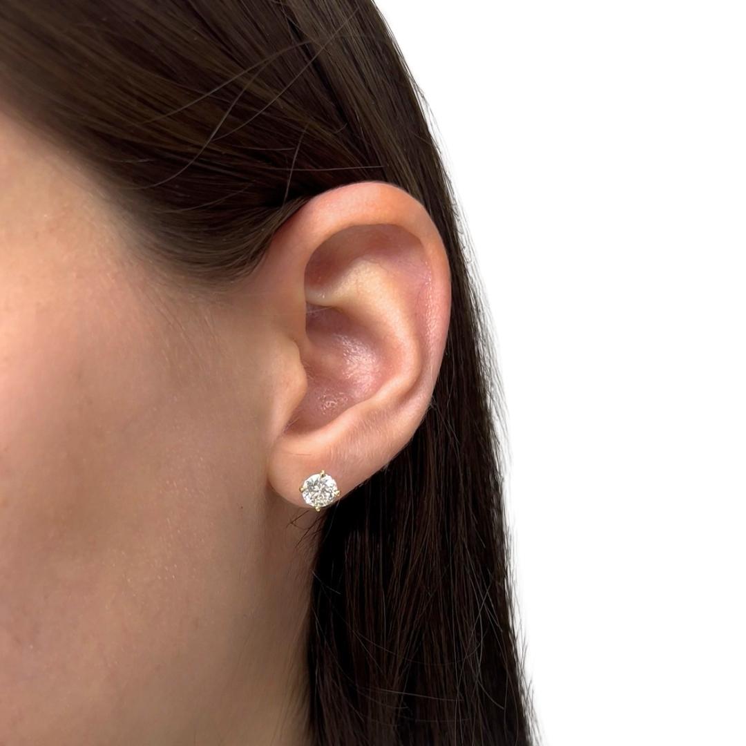 Boucles d'oreilles Timeless en or jaune 18 carats et diamant de 2,04 ct - certifié IGI

Symbole intemporel du luxe, ces boucles d'oreilles en diamant rond de 2,04 carats rayonnent de brillance et de sophistication. Sertis dans de l'or jaune 18