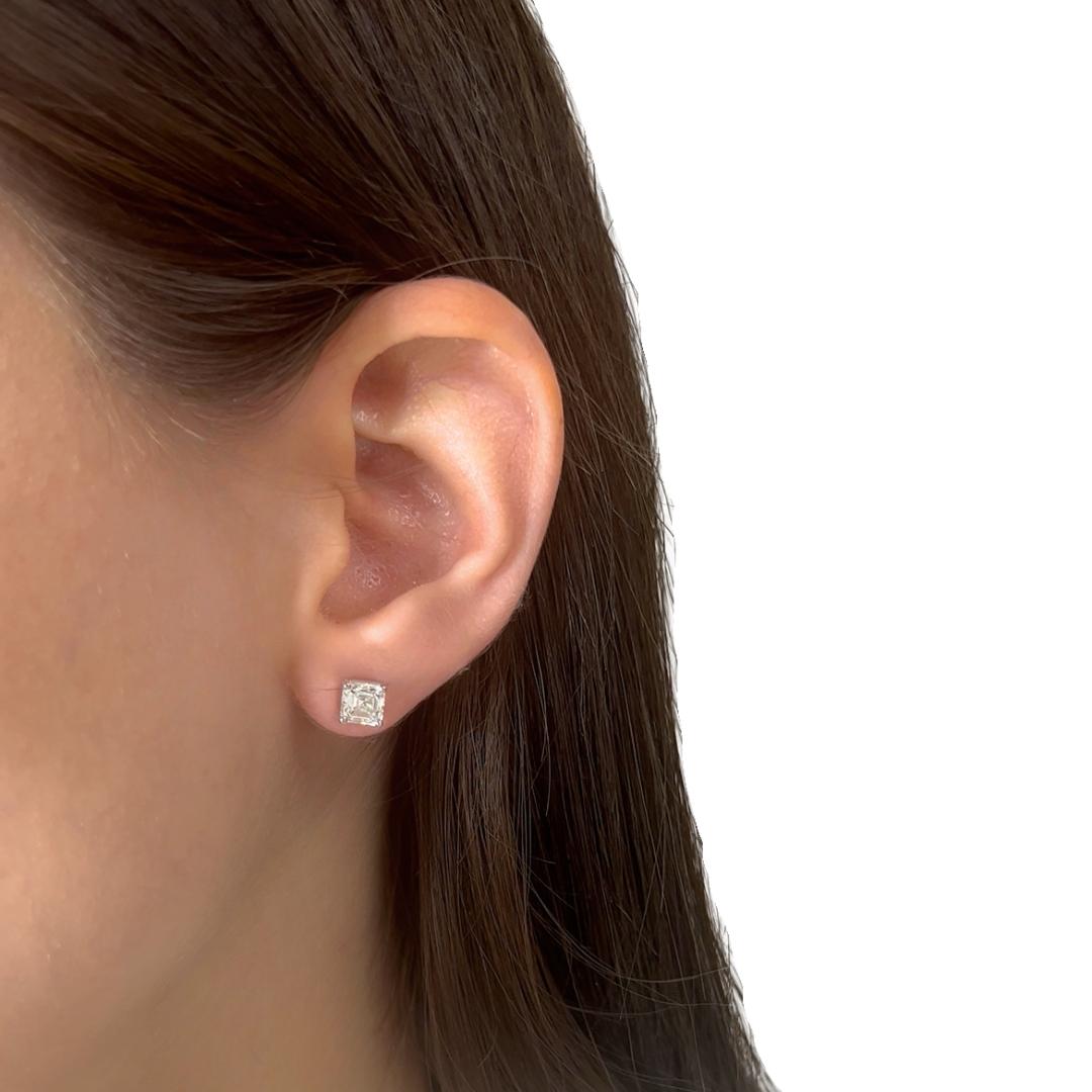 Orecchini senza tempo con 2,06 carati di diamanti in oro bianco 18 carati - certificati IGI

Queste borchie con diamante in oro bianco 18 carati presentano due splendidi diamanti a taglio quadrato per un totale di 2,06 carati. Eleganti e