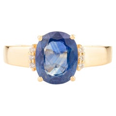 Timeless 2,17 Ct. Anello cocktail con zaffiro blu ovale e diamante in oro giallo 14k
