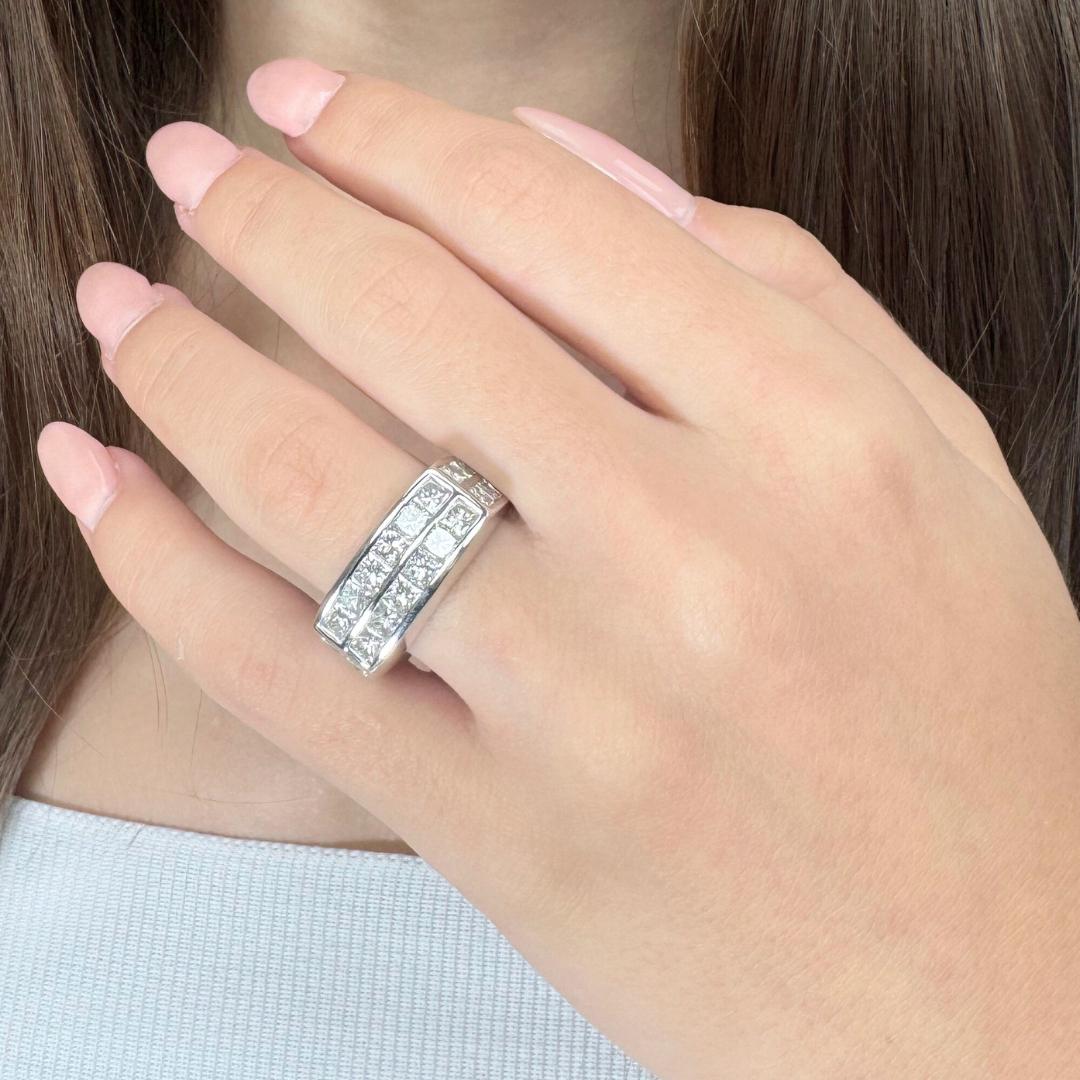 Anello senza tempo con 2,22 carati di diamanti in oro bianco 18 carati - Certificato IGI

Raffinato e radioso, questo anello in oro bianco 18 carati presenta 18 splendidi diamanti taglio princess per un totale di 2,22 carati. Le linee pulite dei