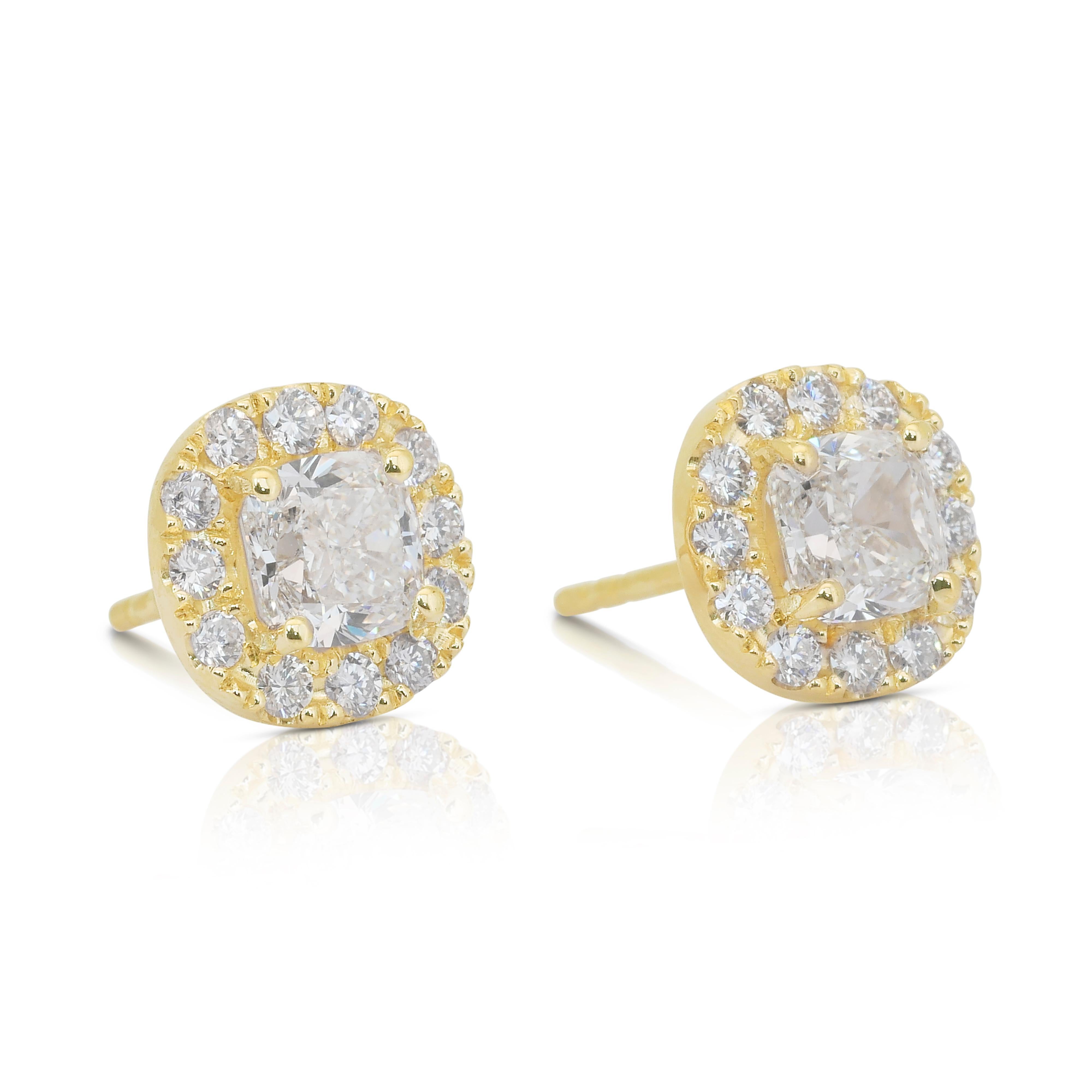 Orecchini senza tempo con diamanti aureolati da 2,57 carati in oro giallo 18 carati - certificati IGI

Eleganza e brillantezza, questi squisiti orecchini con diamante sono caratterizzati da due splendidi diamanti a taglio cuscino da 2,01 ct per