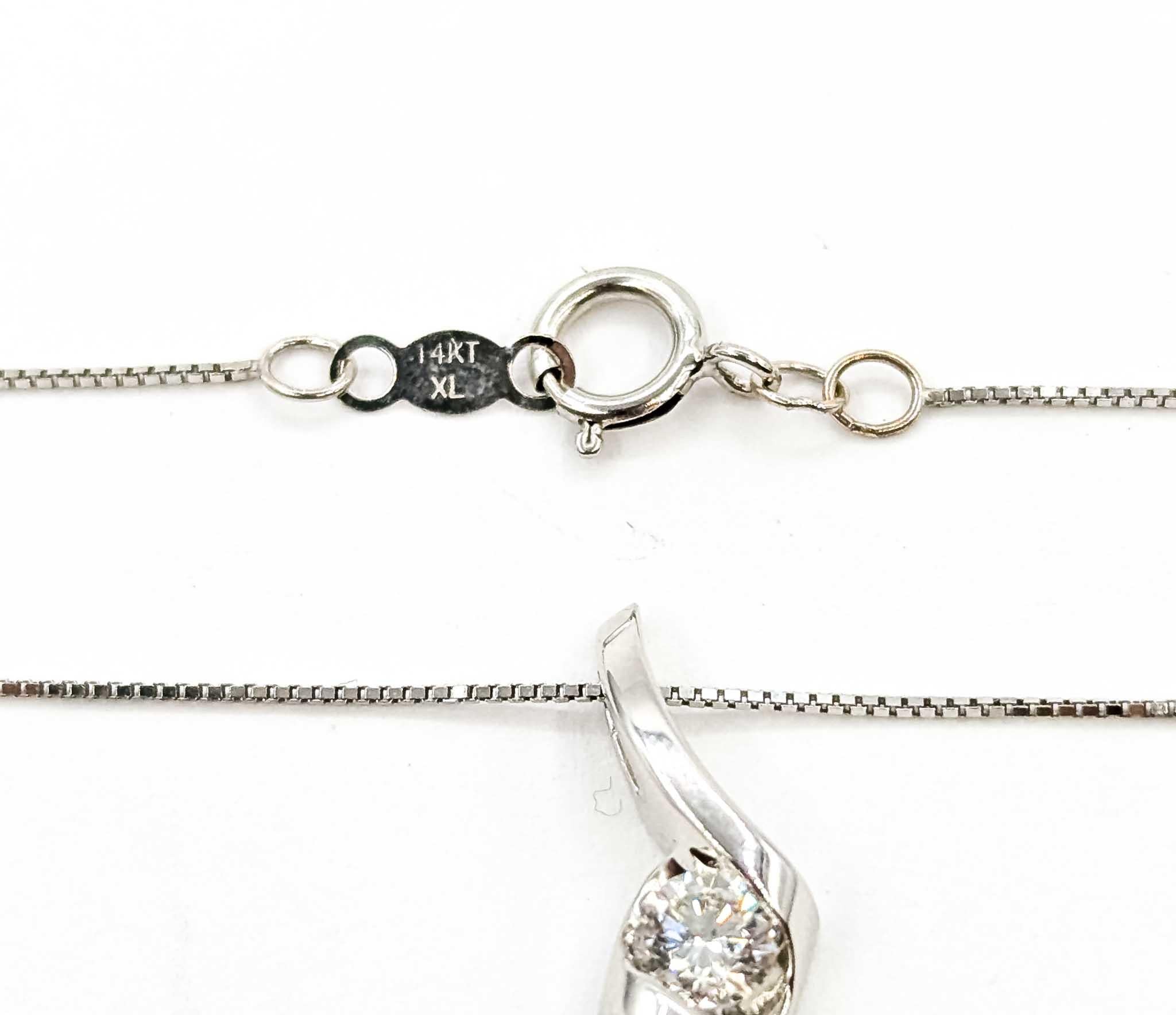 Pendentif intemporel en or blanc 14k avec diamant de 0,25 ct et chaîne à maillons en vente 4