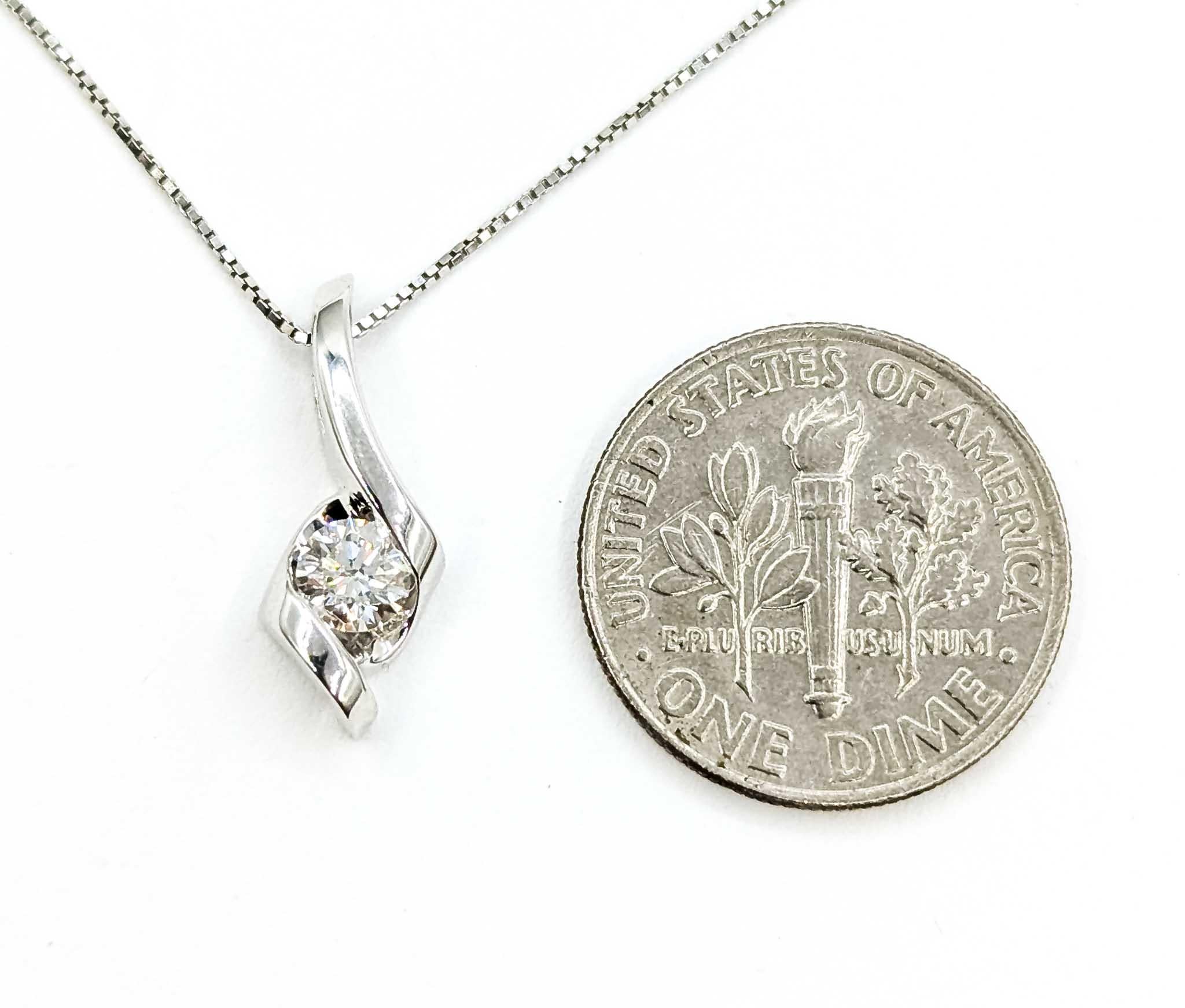 Pendentif intemporel en or blanc 14k avec diamant de 0,25 ct et chaîne à maillons en vente 5