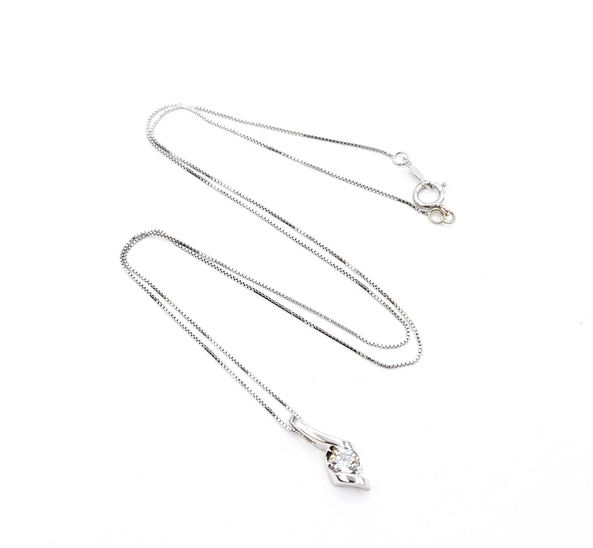Ce pendentif avec chaîne est réalisé en or blanc 14k et présente un diamant serti en chaton avec un design en forme de boîte.

Le pendentif et la chaîne mesurent environ 18 pouces. Les dimensions supplémentaires mesurent environ 17 x 6,5 mm et