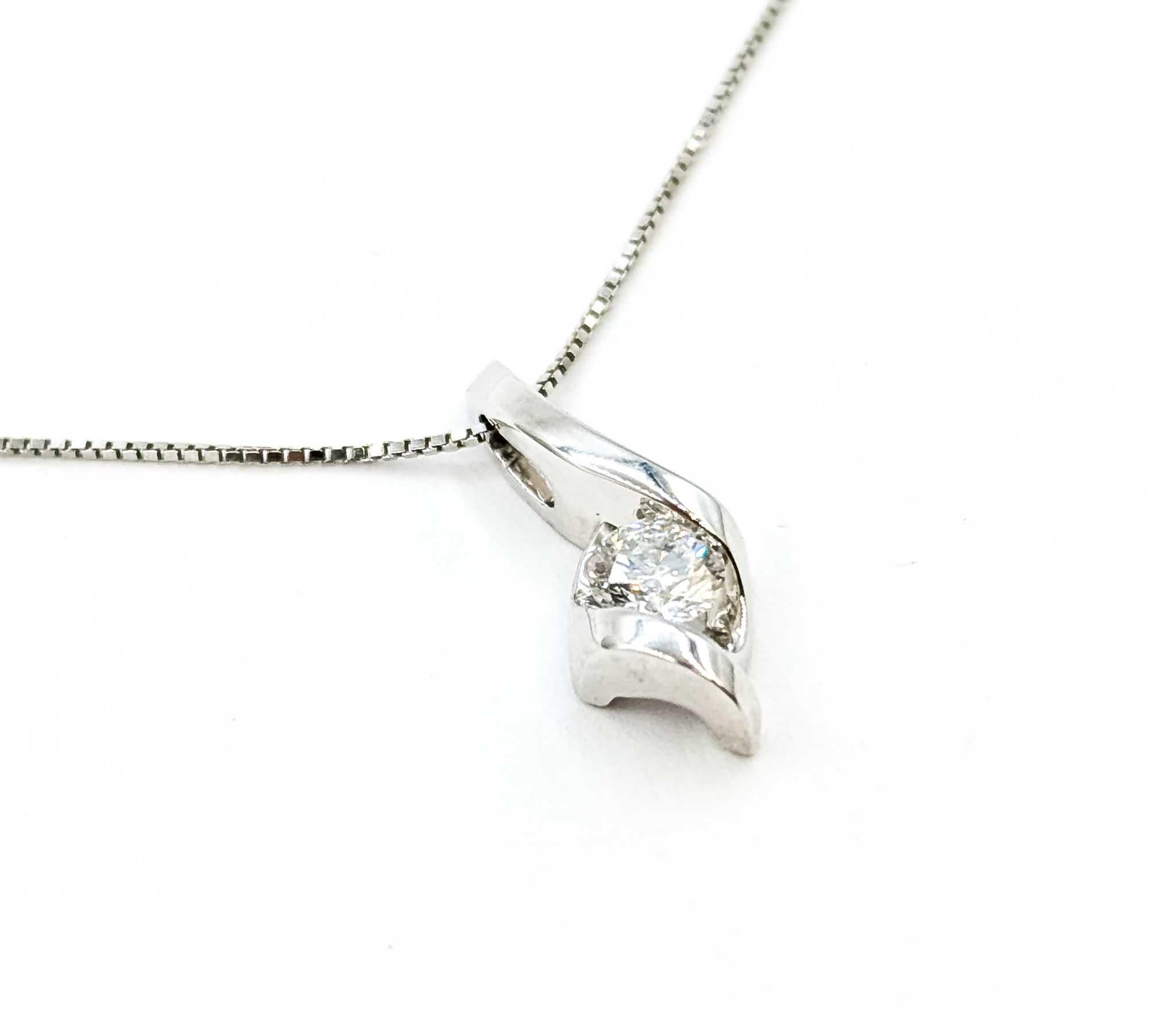 Contemporain Pendentif intemporel en or blanc 14k avec diamant de 0,25 ct et chaîne à maillons en vente