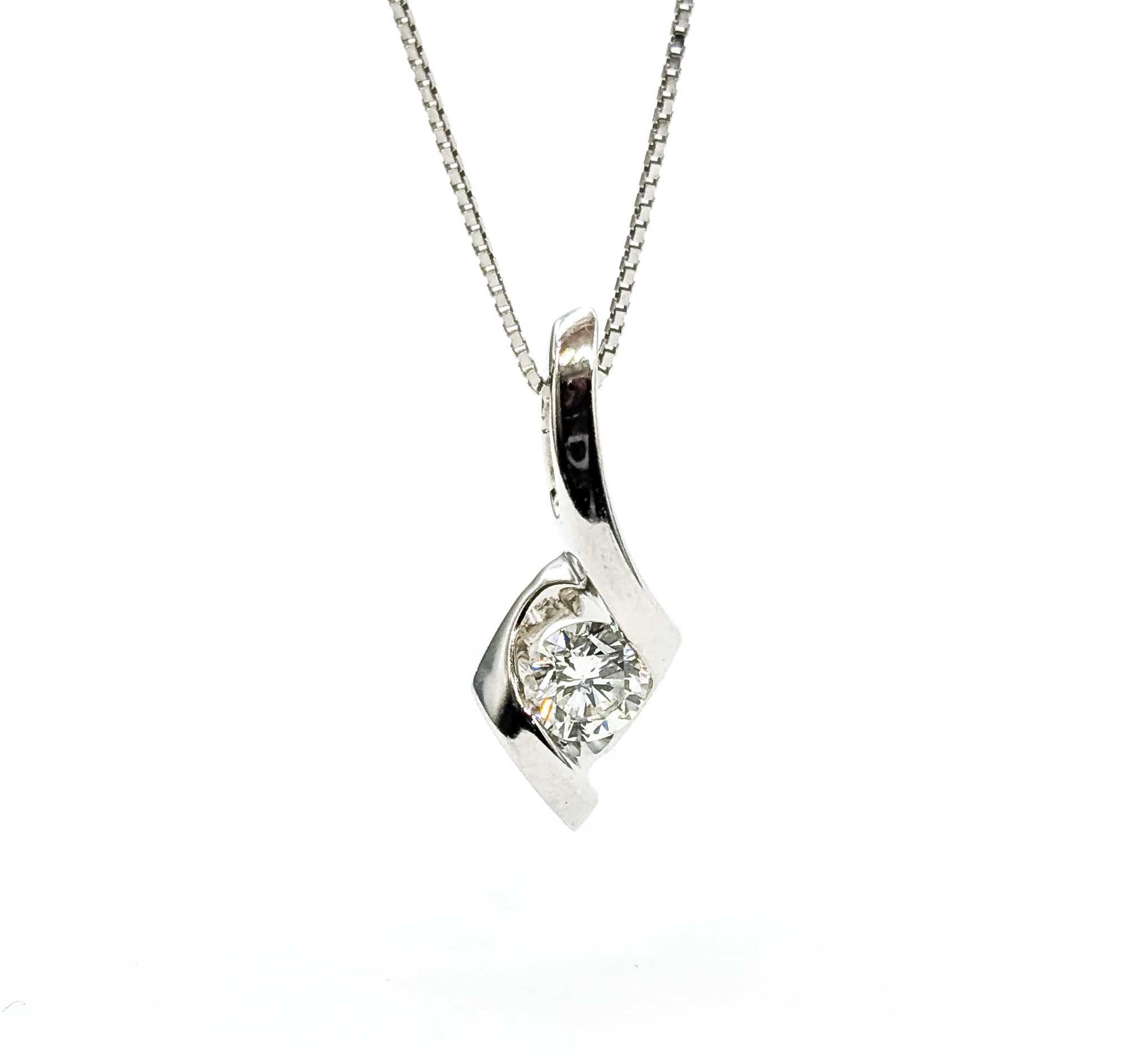 Pendentif intemporel en or blanc 14k avec diamant de 0,25 ct et chaîne à maillons Pour femmes en vente