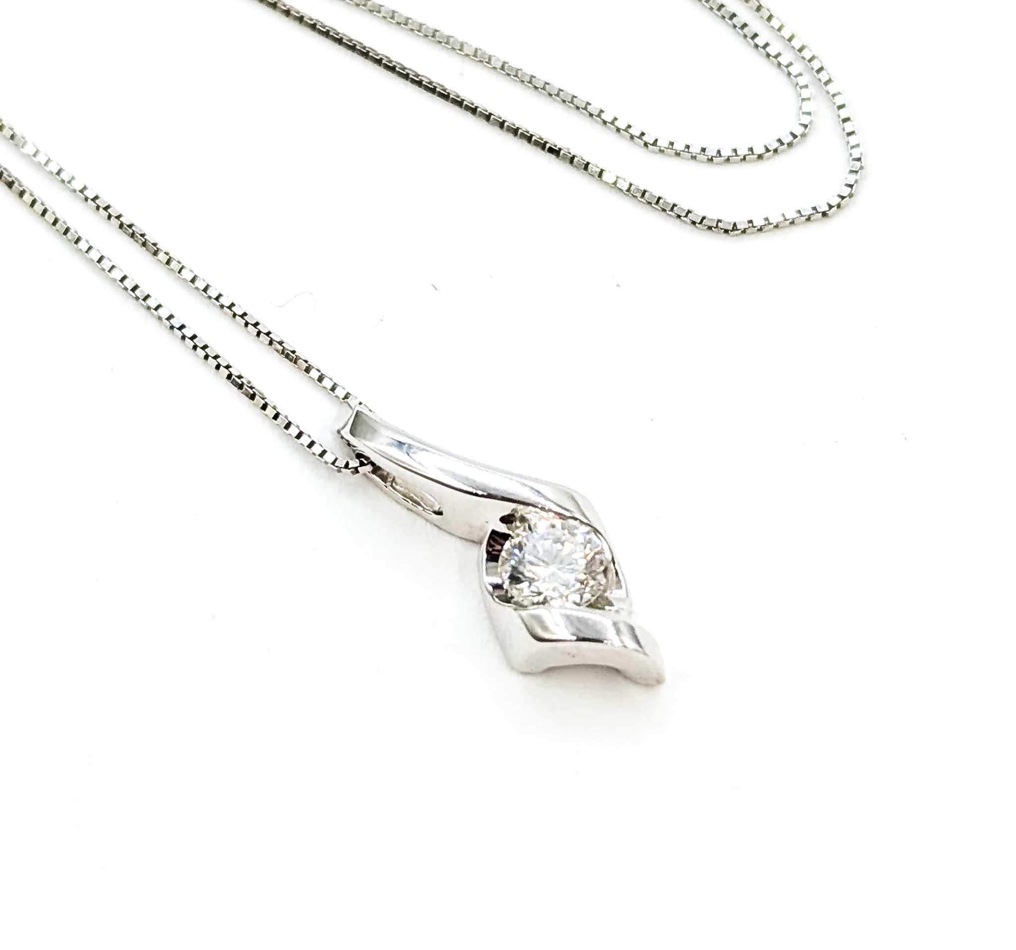 Pendentif intemporel en or blanc 14k avec diamant de 0,25 ct et chaîne à maillons en vente 1