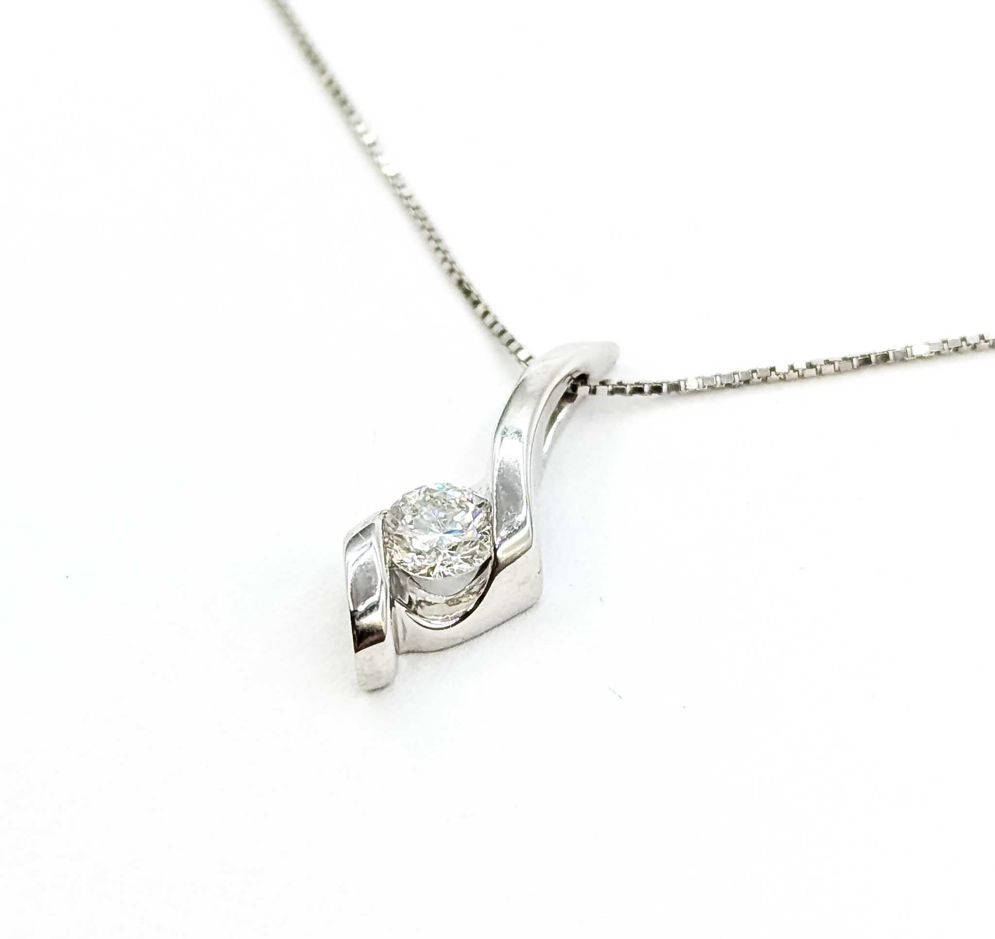 Pendentif intemporel en or blanc 14k avec diamant de 0,25 ct et chaîne à maillons en vente 2